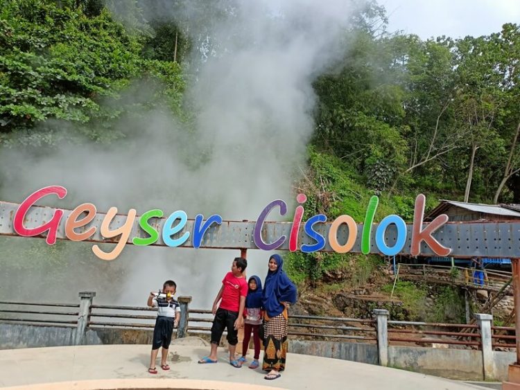 Geyser Cisolok via Google Maps Ruslan A. Gopar, 1. Wisata Pantai Cibangban, 2. Objek Wisata Goa Buniayu, 3. Tempat Wisata Pantai Ujung Genteng Sukabumi, 4. Wisata Pantai Cimaja, 5. Tempat Wisata Taman Rekreasi Selabintana Sukabumi, 6. Situ Gunung Sukabumi, 7. Kawah Ratu Sukabumi, 8. Rafting di Sungai Citarik, 9. Berwisata ke Kampung Ciptagelar Sukabumi, 10. Objek Wisata Arung Jeram Sungai Cicatih, 11. Tempat Wisata Geopark Ciletuh Sukabumi, 12. Tempat Wisata Situ Sukarame di Sukabumi, 13. Curug Sawer Sukabumi, 14. Wana Wisata Cipelang, Wisata Alam Pegunungan Sukabumi, 15. Objek wisata Pondok Halimun Sukabumi, 16. Objek Wisata Megalitik Cengkuk Sukabumi, 17. Objek Wisata Sumber Air Panas Cikundul Sukabumi, 18. Penangkaran Penyu Hijau di Pantai Pangumbahan, 19. Objek Wisata Alam Curug Cibeureum Sukabumi, 20. Tebing Panenjoan, 21. Objek Wisata Curug Cimarinjung Sukabumi, 22. Liburan ke Pantai Citepus Sukabumi, 23. Pantai Cikembang Sukabumi, 24. Curug Sentral Kebandungan, 25. Pantai Cipanarikan Sukabumi, 26. Pantai Amanda Ratu, 27. Bukit Karang Numpang, 28. Ryzzy Azzahra Waterpark, 29. Waterboom Nagrak, 30. Liburan ke Pantai Cibongkok Sukabumi, 31. Berwisata ke Pantai Ombak Tujuh Sukabumi, 32. Liburan Seru ke Pantai Cibuaya Sukabumi, 33. Rekreasi ke Pantai Karang Hawu Sukabumi, 34. Liburan yang Asyik ke Curug Awang Sukabumi, 35. Objek wisata Curug Cikaso Sukambumi, 36. Liburan Seru ke Curug Cigangsa Sukabumi, 37. Mengunjungi Curug Sentral Kabandungan nan Eksotis, 38. Nyebur ke Curug Sodong yang Adem, 39. Wisata Seru ke Curug Bibijilan Sukabumi, 40. Mengintip Curug Cirajeg yang Tersembunyi, 41. Curug Gentong nan cantik dan menawan, 42. Melihat Keindahan Danau Batu Bacan Sukabumi, 43. Berendam di Pemandian Air Panas Cisolok, 44. Gua Lalay Sukabumi Jawa Barat, 45. Taman Nasional Gunung Halimun Salak Sukabumi, 46. Taman Rekreasi Danau Lido Sukabumi, 47. Pantai Cicaladi, 48. Halimun Adventure Journey, 49. Rumah Fantasi, 50. Bravo Adventure, 51. Karang Aji Beach Villa, 52. Bukit Sabak, 53. Sabana Puncak Pilar, 54. Santa Sea Waterpark, 55. Jembatan Situ Gunung, 56. Geyser Cisolok, 57. Karang Para, 58. Curug Caweni, 59. Wisata Bukit Baros, 60. Camp Bravo, 61. Puncak Peuyeum, 62. Curug Cikanteh Sukabumi