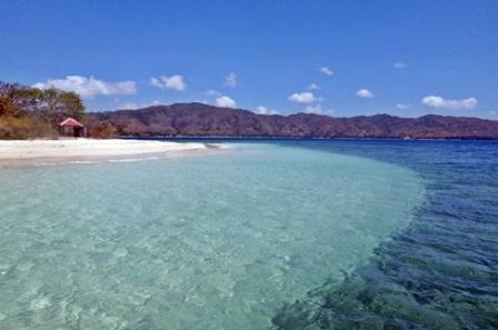 Gili Kedis, 1. Gunung Rinjani Lombok, 2. Wisata Pantai Kuta Lombok, 3. Wisata Desert Point (Bangko-Bangko) Lombok, 4. Gili Kondo, 5. Wisata Pantai Senggigi Lombok, 6. Wisata Gili Air, Gili Meno, dan Gili Trawangan di Lombok, 7. Pantai Tanjung Aan, 8.  Pantai Tanjung Bloam, 9. Tempat Wisata Pantai Selong Belanak Lombok, 10. Sade Village, 11. Pantai Sekotong , 12. Air Terjun Sandang Gile , 13. Gili Nanggu Lombok, 14. Objek Wisata Batu Bolong, 15. Objek Wisata Batu Layar , 16. Narmada Park, 17. Pink Beach Lombok, 18. Gili Lampu Lombok Timur, 19. Bukit Malimbu , 20. Gili Kedis, 21. Lingkoq Datu, Pantai Penyisok, 22. Bukit Pergasingan, 23. Pantai Semeti, 24. Air Terjun Mangku Sakti, 25. Air Terjun Benang Kelambu, 26. Air Terjun Tiu Kelep, 27. Tanjung Poki, 28. Pantai Nambung, 29. Taman Wisata Alam Gunung Tunak, Pemandangan Samudera di atas Bukit Hijau, 30. Rinjani Lodge, 31. Pantai Tebing, 32. Sumber Air Panas Aik Kalak, 33. Danau Segara Anak, 34. Pantai Mawun Lombok, 35. Pantai Seger, 36. Pantai Surga, 37. Tanjung Ringgit, 38. Gili Sulat dan Gili Lawang, 39. Pantai Sire, 40. Air Terjun Penimbungan: Surga Tersembunyi di Torean, 41. Jembatan Gantung Kuno: Peninggalan Jaman Penjajahan Belanda yang berumur 84 Tahun, 42. Taman Wisata Pusuk Sembalun: Mengagumi Pemandangan Gunung Rinjani yang Megah, 43. Pantai Setangi: Villa Hantu yang Mendebarkan, 44. Batu Payung, Tanjung Aan: Monumen Alam yang Berdiri Kokoh di Tepi Pantai, 45. Bau Nyale: Tempat Perayaan Festival Legendaris, 46. Desa Bayan Sasak: Menyelami Kehidupan 5000 tahun SM, 47. Ashtari Lounge and Kitchen: Menyantap Makanan di Puncak Bukit, 48. Artati Lombok Bungalow and Restaurant , 49. Bertenun Tradisional di Desa Sukarara, 50. Bask Nest: Menjelajahi Dunia Bawah Laut yang Artistik, 51. Gua Bangkang: Suasana Dramatis di Tepi Pantai