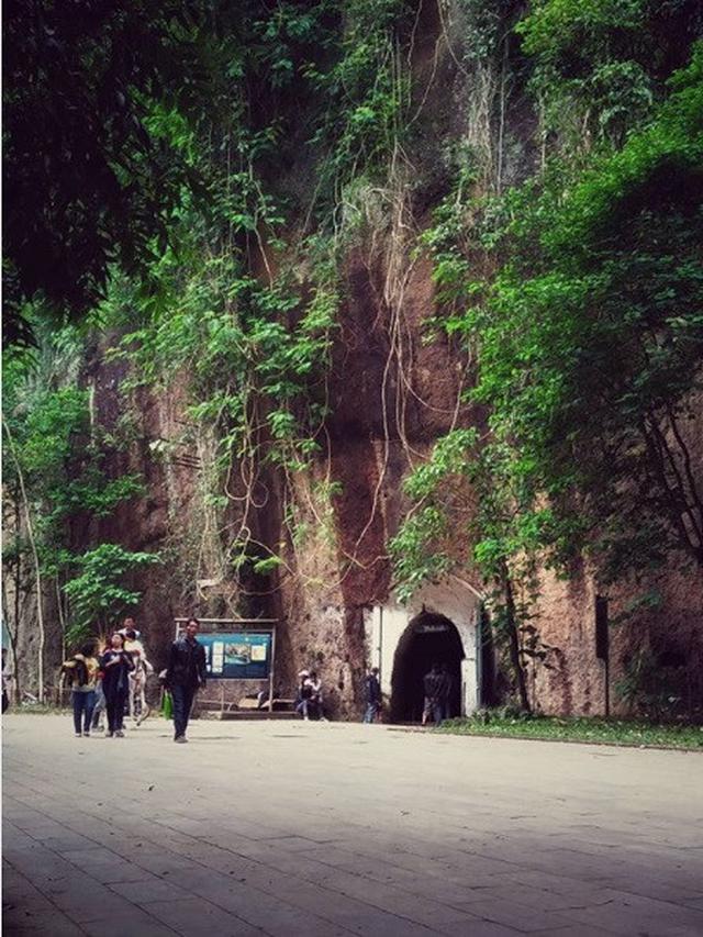 Goa Belanda, 1. Air Terjun Curug Cipurut, 2. Situ Wanayasa Purwakarta, 3. Waduk Jatiluhur, 4. Wisata Taman Air Mancur Sribaduga Situ Buleud, 5. Obyek Wisata keluarga Waduk Cirata, 6. Jatiluhur Water World, 7. Wisata Alam Sumber Air panas Ciracas, 8. Wisata Giri Tirta Kahuripan, 9. Sentra Pembuatan Keramik Plered, 10. Wisata Desa Sajuta Batu, 11. Wisata KulinerSate Maranggi, 12. Gedung Negara dan Gedung Karesidenan, 13. Obyek Wisata Goa Jepang, 14. Goa Belanda, 15. Kampung Panenjoan, 16. Skylodge Padjadjaran Anyar, 17. Taman Batu Cijanun, 18. Saung Manglid, 19. Sungai Cidomas, 20. Cikao Waterpark, 21. Urban Farming, 22. Gunung Lembu, 23. Kampung Sadang, 24. Bukit Katumbiri, 25. Pasir Langlang Panyawangan, 26. Museum Galeri Wayang, 27. Bale Panyawangan Diorama Nusantara & Bale Panyawangan Diorama Purwakarta, 28. Green Valley Waterpark, 29. Kuburan Kereta Api Stasiun Purwakarta, 30. Gunung Bongkok, 31. Gunung Parang, 32. Kampung Wisata Tajur, 33. Curug Tilu, 34. Kuya Maranggi Waterpark, 35. Hidden Valley Hills, 36. Tebing Boyer, 37. Tanjakan Cinta, 38. Parang Gombong, 39. Wanakula Camp, 40. Bale Indung Rahayu, 41. Curug Suhada, 42. Curug Cisomang, 43. The Colorville at Alam Sari Wates