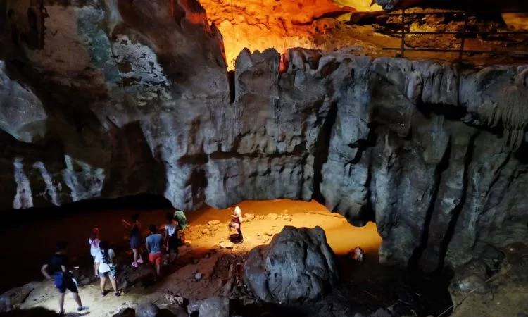 Goa Putri, 1. Obyek Wisata Jembatan Ampera dan Sungai Musi di Palembang, 2. Tempat Wisata Religi Masjid Cheng Hoo Palembang, 3. Obyek Wisata Bukit Siguntang di Palembang, 4. Tempat Wisata Sejarah Museum Sultan Mahmud Badaruddin II Palembang, 5. Tempat Wisata Sejarah Benteng Kuto Besak di Palembang, 6. Wisata Religi Masjid Agung Sultan Mahmud Badaruddin I Palembang, 7. Objek Wisata Gedung Kantor Walikota Palembang, 8. Tempat Wisata Keluarga Kembang Iwak Family Park di Palembang, 9. Tempat Wisata Alam Hutan Punti Kayu di Palembang, 10. Tempat Wisata Sejarah Taman Purbakala Kerajaan Sriwijaya di Palembang, 11. Tempat Wisata Kuliner Kampung Kapitan di Palembang, 12. Objek Wisata Monumen perjuangan rakyat Palembang, 13. Obyek Wisata Pulau Kemaro di Palembang, 14. Tempat Wisata Alam Air Terjun Lematang Indah , 15. Obyek Wisata Gunung Dempo, 16. Tempat Wisata Alam Air Terjun Bidadari di Lahat, 17. Obyek Wisata Alam Air Terjun Maung (Curup Maung), 18. Tempat Wisata Kuliner Terkenal Martabak HAR di Palembang, 19. Tempat Wisata Kuliner Pempek Candy di Palembang, 20. Tempat Wisata Kuliner Pempek SAGA di Palembang, 21. Arung Jeram Sungai Manna, 22. Waterboom OPI Jakabaring, 23. The Amanzi Waterpark CitraGrand City, 24. Fantasy Island Palembang, 25. Danau Ranau, 26. Kolam Renang Lumban Tirta, 27. Museum Negeri Balaputra Dewa, 28. Kampung Arab Palembang, 29. Rumah Rakit Sungai Musi, 30. Palembang Bird Park, 31. Pelabuhan Tanjung Api-Api, 32. Masjid Lawang Kidul, 33. Tangga 2001, 34. Tugu Belido, 35. Kopi Roda, 36. Bayt Al-Quran Raksasa, 37. Sungai Gerong, 38. Goa Putri, 39. Sekanak Sidewalk, 40. Danau OPI, 41. Museum Tekstil Palembang, 42. Waterpark Danau Tanah Mas, 43. Taman Pelangi, 44. Bukit Golf, 45. Klenteng Chandra Nadi, 46. G Art Studio, 47. Pulau Maspari, 48. Gelora Sriwijaya, 49. Warung Apung Sungai Musi, 50. Air Terjun Kematang Indah, 51. Kebun Teh Dempo