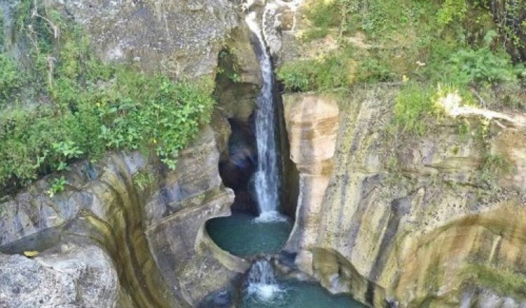 Grojogan Selondo, 1. Grojogan Sewu Tawangmangu, 2. Pandawa Water World Solo Baru, 3. Taman Balekambang, 4. Keraton Surakarta, 5. Wisata Tugu Lilin di Solo , 6. Air Terjun Jumog, 7. Taman Sriwedari, 8. Kampoeng Batik Kauman, 9. Pasar Klewer, 10. Tempat Wisata di Solo – Museum Manusia Purba Sangiran, 11. Tempat Wisata di Solo – Pura Mangkunegaran, 12. Monumen Pers, 13. Galabo Solo, 14. Tempat Wisata di Solo – Kebun Binatang Taru Jurug, 15. Ngarsopuro Night Market Solo, 16. Alun-Alun Kidul Surakarta, 17. Tempat Wisata di Solo – Dalem Kalitan, 18. Tempat Wisata di Solo – Taman Cerdas, 19. Masjid Al-Wustho Mangkunegaran, 20. Bendungan Karet Tirtonadi, 21. The Heritage Palace, 22. Lokananta Recording Audio & Video Cassette, 23. Trans Studio Mini Solo, 24. Museum Batik Danar Hadi, 25. Loji Gandrung, 26. Museum Radya Pustaka, 27. Pasar Antik Triwindu, 28. Benteng Vastenburg Fort, 29. Agrowisata Amanah, Karanganyar, 30. Agrowisata Sondokoro, Karanganyar, 31. Bukit Hope, Karanganyar (Tutup), 32. Bumi Perkemahan Sekipan, Karanganyar, 33. Candi Cetho, Karanganyar, 34. Candi Sukuh, Karanganyar, 35. Edupark Intan Pari, Karanganyar, 36. Kebun Strawberry, Karanganyar, 37. Paralayang Segoro Gunung, Karanganyar, 38. Rumah Pohon Banyu Anyep (Tutup), 39. Taman Bintang Kemuning, Ngargoyoso, Karanganyar, 40. Telaga Madirda, Karanganyar, 41. Bukit Cumbri, Wonogiri, 42. Gantole Wonogiri, 43. Batu Seribu, Sukoharjo, 44. Bendungan Colo, Sukoharjo, 45. Gardu Pandang Bukit Batur Suroteleng, 46. Bukit Gancik, 47. Tretes Taman Tani (Tutup), 48. De Tjolomadoe, 49. Rumah Atsiri Indonesia, 50. Pantai Karang Payung, 51. Tumurun Private Museum, 52. River Moon Pusur, 53. Museum R Hamong Wardoyo, 54. Sepur Kluthuk Jaladara, 55. Koridor Singosaren, 56. Ndalem Gondosuli, 57. Grojogan Selondo, 58. Taman Hutan Rakyat Ngargoyoso, 59. Candi Plaosan, 60. Umbul Ponggok, 61. Umbul Cokro Tulung, 62. Omah Jungkir, 63. Telaga Biru, 64. Randubang, 65. Pasar Gede Hardjonagoro, 66. Solo Grand Mall, 67. Pusat Grosir Solo, 68. Taman Bunga Bono, Klaten, 69. Umbul Kapilaler, Klaten, 70. Bukit Gancik, Selo, Boyolali, 71. Lembah Gunung Madu, Boyolali, 72. Objek Wisata Tlatar, Boyolali, 73. Obyek Wisata Air Cokro, 74. Museum Samanhudi, 75. Air Terjun Parang Ijo, 76. Museum Keris, 77. Vihara Dhamma Sundara