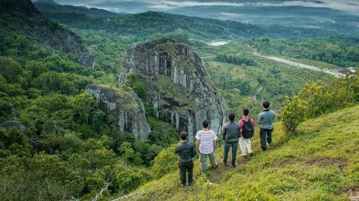 Gunung Api Purba Nglanggeran, 1. Pantai Pok Tunggal, 2. Pantai Siung, 3. Pantai Indrayanti (Pantai Pulang Sawal), 4. Pantai Baron, 5. Pantai Jogan, 6. Pantai Sundak, 7. Pantai Krakal, 8. Goa Gelatik, 9. Air Terjun Sri Gethuk, 10. Gua Seropan, 11. Gua Jomblang, 12. Cave Tubing Kalisuci, 13. Gunung Nglanggeran, 14. Pantai Sadranan, 15. Bukit Bintang, 16. Pantai Ngobaran, 17. Pantai Gesing, 18. Bukit Kosakora, 19. Pantai Wedi Ombo, 20. Pantai Slili, 21. Pantai Timang, 22. Pantai Jungwok, 23. Rafting di Kali Oyo Gunungkidul, 24. Pantai Seruni, 25. Pantai Drini, 26. Pantai Sepanjang, 27. Goa Bribin, 28. Goa Kalisuci Gunung Kidul, 29. Alun-alun Wonosari (Alun-alun Pemda), 30. Pantai Kukup, Desa Kemadang, Kecamatan Tanjungsari, 31. Embung Batara Sriten, 32. Pantai Sadeng, 33. Goa Cokro, 34. Goa Lowo, 35. Pantai Ngrenehan, 36. Gua Maria Tritis, 37. Desa Wisata Jelok, 38. Desa Wisata Nglanggeran, 39. Goa Jomblang – Grubug, 40. Goa Paesan, 41. Gunung Patuk atau Bukit Hargodumilah, 42. Gunung Gambar, 43. Telaga Jonge, 44. Dam Beton Indah dan Bendungan Simo, 45. Rest Area Bunder, 46. Goa Cerme, 47. Goa Langse, 48. Pantai Ngandong, 49. Gunung Kendil, 50. Goa Cokakan, 51. Gunung Api Purba Nglanggeran, 52. Bengawan Solo Purba (Telaga Suling), 53. Desa Wisata Umbulrejo, 54. Kawasan Karst Pegunungan Sewu, 55. Telaga Kemuning, 56. Hutan Wanagama, 57. Situs Gambirowati atau Pesanggrahan Gambirowati, 58. Goa Jlamprong, Goa Gesing, Goa Sinden, 59. Desa Wisata Bejiharjo, 60. Desa Wisata Bleberan, 61. Desa Wisata Mojo, 62. Desa Wisata Bobung, 63. Desa Wisata Wonosadi, 64. Desa Wisata Garotan, 65. Lembah Karst Mulo, 66. Hutan Bunder, 67. Hutan Wonosadi, 68. Situs Megalitik Sokoliman, 69. Situs Gunungbang, 70. Pertapaan Kembang Lampir, 71. Pantai Nguyahan, 72. Goa Rancang Kencono