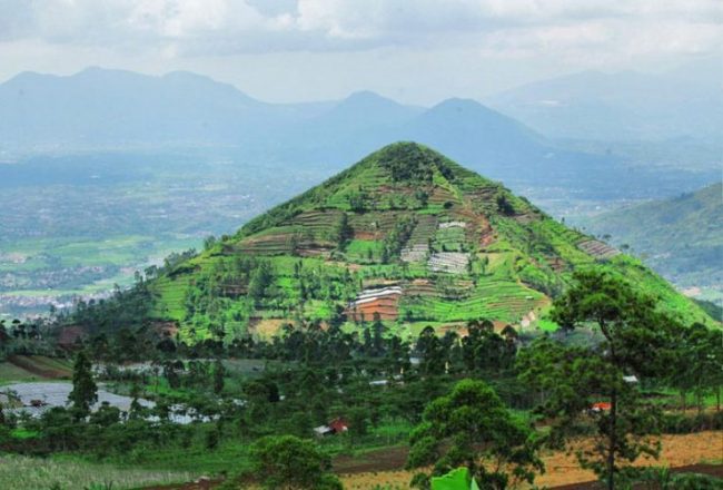 Gunung Piramida Sadahurip via IG @hafiz_parahyangan05, 1. Wisata Gunung Papandayan , 2. Wisata Gunung Cikuray , 3. Wisata Gunung Guntur , 4. Tempat Wisata Situ Bagendit di Garut , 5. Wisata Situ dan Candi Cangkuang , 6. Wisata Pemandian Air Panas Cipanas, 7. Wisata Pemandian Air Panas Darajat , 8. Wisata Kawah Putih Talaga Bodas , 9. Wisata Arung Jeram Sungai Cimanuk , 10. Wisata Tebing Alam Batu Tumpang , 11. Wisata Pantai Santolo , 12. Wisata Pantai Sayang Heulang , 13. Wisata Pantai Rancabuaya , 14. Tempat Wisata Taman Satwa Cikembulan di Garut , 15. Wisata Curug Citiis , 16. Wisata Curug Orok , 17. Pantai Puncak Guha di Garut, 18. Wisata Pantai Cijeruk Indah, 19. Wisata Pantai Karang Paranje, 20. Kampung Sampireun, 21. Sabda Alam Cipanas, 22. Kawah Darajat Garut, 23. Curug Cimandi Racun, 24. Curug Sang Hyang Taraje, 25. Kebun Mawar Situhapa Garut, 26. Kawah Kamojang, 27. Pantai Cicalobak, 28. Pantai Taman Manalusu, 29. Perkebunan Teh Dayeuh Manggung, 30. Kolam Air Panas Cikarees, 31. Bukit Pilar Angin, 32. Leuweung Oko D’Great, 33. Leuwi Tonjong, 34. Bukit Palahlar, 35. Bukit Nangklak, 36. Pusat Konservasi Elang Kamojang, 37. Curug Cikawung, 38. Curug Cibadak, 39. Batu Patapaan, 40. Gunung Piramida Sadahurip, 41. Curug Nyogong, 42. Leuwi Korsi, 43. Leuwi Jurig, 44. Leuwi Jubleg, 45. Bukit Teletubbies Pasir Pogor, 46. Karacak Valley, 47. Cilopang Adventure Camp, 48. Papandayan Leisure Park, 49. River Tubing Cikaengan, 50. Curug Batu Nyusun, 51. Curug Ciarjuna, 52. Hutan Mati Gunung Papandayan