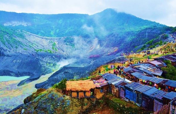 `Gunung Tangkuban Perahu, 1. Objek Wisata Air Panas Ciater, 2. Ciater Highland Resort, 3. Pantai Cirewang, Legon Kulon, 4. Curug Cibareubeuy, 5. Gedung Wisma Karya, 6. Kolam Renang Ciheuleut, 7. Curug Cijalu, 8. Museum Teh, 9. Curug Cileat, 10. Penangkaran Buaya Blanakan, 11. Pantai Kelapa Patimban, 12. Sari Ater Spa Spring Resort, 13. Lembah Gunung Kujang, 14. Rumah Sejarah, 15. Gunung Tangkuban Perahu, 16. Ciater Spa Resort, 17. Curug Ciangin, 18. Curug Cina, 19. Curug Bentang, 20. Kebun Teh Ciater