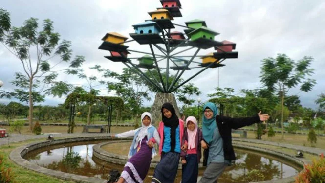 Hutan Kota Gergunung via Viva, 1. Tempat Wisata Sejarah Candi Prambanan Klaten, 2. Tempat Wisata Air Umbul Ponggok Klaten, 3. Obyek Wisata Mata Air Cokro Tulung Klaten, 4. River Boarding di Kali Pusur Klaten, 5. Obyek Wisata Air Umbul Jolotundo Klaten, 6. Obyek Wisata Air Lepen Kencana Klaten, 7. Objek Wisata Air Umbul Kapilaler Klaten, 8. Wahana Liburan Galuh Tirto Nirmolo Klaten, 9. Tempat Wisata Kuliner Warung Apung Rowo Jombor Klaten, 10. Tempat Wisata Sejarah Candi Merak Klaten, 11. Wisata Museum Gula Gondang Winangoen Klaten, 12. Wisata Budaya Perajin tanduk kerbau Keprabon Klaten, 13. Tempat Wisata Alam Puncak Clongop Klaten, 14. Tempat Wisata Sejarah Candi Lumbung Klaten, 15. Tempat Wisata Sejarah Candi Sewu Klaten, 16. Ziarah ke Makam Sunan Pandanaran Klaten, 17. Candi Plaosan, 18. Taman Lampion Klaten, 19. Deles Indah, 20. Pemandian Lumban Tirto, 21. Umbul Manten, 22. Candi Sojiwan, 23. Umbul Tirto Mulyono dan Tirto Mulyani, 24. Hutan Kota Gergunung, 25. Candi Bubrah, 26. Candi Gana, 27. Kebun Rambutan Desa Tulung, 28. Bukit Sidoguro, 29. Bukit Petung, 30. Taman 1000 Pelangi, 31. Gunung Watu Prahu, 32. Agrowisata Bonsai, 33. Taman Kamboja Klaten, 34. Umbul Nilo, 35. Umbul Gedaren, 36. Embung Tirto Mulyo, 37. Curug Indah Tegalrejo, 38. Sendang Gemuling, 39. Wisata Kali Talang, 40. Taman Bunga Kebon Asri, 41. Bukit Cinta Klaten