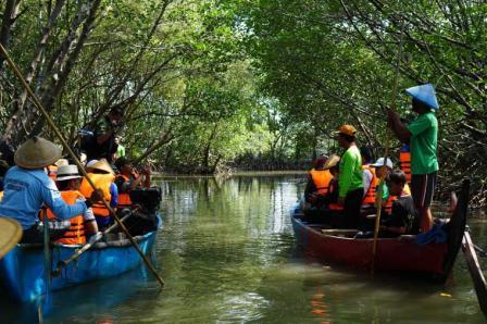 Hutan Mangrove Semarang, 1. Wisata Pantai Maron, 2. Wisata Lawang Sewu di Semarang, 3. Kampoeng Wisata Taman Lele di Semarang, 4. Wisata Pantai Marina, 5. Wisata Pantai Tirang di Semarang, 6. Berwisata di Masjid Agung Jawa Tengah (MAJT), 7. Wisata Air Terjun Kali Pancur di Semarang, 8. Wisata Pagoda Buddhagaya Watugong di Semarang, 9. Taman Rekreasi Wonderia di Semarang, 10. Wisata Curug Benowo di Semarang, 11. Wisata Goa Kreo Semarang, 12. Wisata Sam Poo Kong, 13. Wisata Museum Ronggowarsito, 14. Berwisata ke Kota Lama Semarang, 15. Berwisata ke Komplek Pecinan Semarang, 16. Jalan Pahlawan Semarang, 17. Pasar Rakyat Simpang Lima, 18. Wisata Hutan Tinjomoyo di Semarang, 19. Wisata Kebun Binatang Mangkang di Semarang, 20. Wisata Tugu Muda, 21. Wisata Museum Mandala Bakti di Semarang, 22. Wisata Bukit Gombel di Semarang, 23. Wisata Water Blaster Bukit Candi Golf di Semarang, 24. Wisata Stasiun Tawang di Semarang, 25. Wisata ke Masjid Menara (Layur) di Semarang, 26. Wisata ke BSB (Bukit Semarang Baru), 27. Maerokoco Semarang, 28. Wisata Taman KB (wisata kuliner) di Semarang, 29. Wisata Brown Canyon, 29. Jalan Pandanaran (pusat jajanan semarang), 30. Wisata Keluarga New Bandungan Indah Waterpark, 31. Museum Muri di Semarang, 33. Candi Gedong Songo + Pemandian Air Panas, 34. Kebun Teh Medini di Semarang , 35. Air terjun + Pemandian Air Panas Gonoharjo, 36. Curug Lawe di Semarang, 37. Kebun Karet BSB di Semarang, 38. Wisata Gelora Jati Diri di Semarang, 39. Kebun Buah Boja, 40. Tempat Wisata Taman Unyil Ungaran, 41. Pemancingan Baron, 42. Umbul Sidomukti, 43. Lembah Kalipancur, 44. Waduk Diponegoro, 45. Saloka Theme Park, 46. Masjid Kapal Semarang, 47. Taman Bunga Bandungan, 48. Flower Farm Setiya Aji, 49. Kebun Durian Semarang, 50. Watu Gunung Ungaran, 51. Air Terjun Semirang, 52. Pura Agung Giri Natha, 53. Semarang Gallery, 54. Kampung Batik, 55. Kampung Tematik Jawi, 56. Kampoeng Kopi Banaran, 58. Taman Djamoe Indonesia, 59. Old City 3D Trick Art Museum, 60. Goa Rong View, 61. Jembatan Biru Ambarawa, 62. La Kana Chapel, 63. Gereja Blenduk, 64. Museum Satria, 65. Semarang Fair (PRPP), 66. Hutan Penggaron, 67. Hutan Mangrove, 68. Pasar Johar disaat Dugderan, 69. Wisata Kuliner Lumpia Semarang, 70. Pondok Kopi Sidomukti Ungaran, 71. Wisata Susan SPA Bandungan, 72. Jembatan Harapan, 73. Hutan Pinus, 74. Kamu Pecinta Sambal? Cobain ke Waroeng Kaligarong!