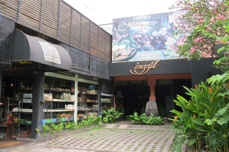 Inggil Museum Resto Malang via Medcom, 1. Wisata Pantai Batu Bengkung Malang, 2. Wisata Batu Night Spectacular (BNS) Malang, 3. Wisata Jatim Park 1, 4. Wahana Wisata Jatim Park 2 Malang, 5. Alun-alun kota Malang, 6. Wisata Petik Apel Malang, 7. Masjid Tiban Malang, 8. Wisata Alam Air Terjun Coban Rondo Malang, 9. Wahana Wisata Eco Green Park Malang, 10. Wisata Museum Angkut Malang, 11. Wisata Pulau Sempu Malang, 12. Wisata Pantai Balekambang Malang, 13. Objek Wisata Bendungan Karangkates Malang, 14. Wahana Wisata Wendit Water Park Malang, 15. Tempat wisata Alam Selecta Malang, 16. Objek Wisata Agrowisata Wonosari Malang, 17. Wahana Wisata Taman Rekreasi Sengkaling Malang, 18. Wisata Kuliner dan Edukasi di Inggil Museum Resto Malang, 19. Wisata Alam Menikmati Kecantikan Alam Ala Omah kayu Malang, 20. Objek Wisata Uji Adrenalin Wisata Paralayang Malang, 21. Wisata Alam 7 Air Terjun Sumber Pitu Malang, 22. Berwisata Menikmati Keperawanan Pantai Sipelot Malang, 23. Tempat Wisata Edukasi Museum Kesehatan Jiwa Malang, 24. Wisata Alam Sumber Air Krabyakan Malang, 25. Wisata Pantai Ngliyep nan Indah di Malang, 26. Wisata Sejarah di Museum D’Topeng Malang, 27. Objek Wisata Panen Madu di Agro Tawon Rimba Raya Malang, 28. Wisata Sejarah Gerbong Maut di Museum Brawijaya Malang, 29. Wisata Edukasi Museum Malang Tempo Doeloe, 30. Objek Wisata Pemandian Air Panas Cangar Batu Malang, 31. Objek Wisata Secret zoo Kebun Binatang Batu Malang, 32. Tempat Wisata Kuliner Es Krim Legendaris di Toko Oen Malang, 33. Mata Air Sumber Sirah, 34. Coban Nirwana atau Coban Mbok Karimah, 35. Pemandian Kalireco Lawang, 36. Teluk Bidadari, 37. Banyu Anjlok, 38. Wisata Tubing Wringinanom, 39. Coban Tundo, 40. Pantai Kedung Celeng, 41. Air Terjun Coban Pelangi, 42. Gua Lo Bangi, 43. Ndayung Rafting, 44. Waduk Selorejo Malang, 45. Pantai Tiga Warna Malang, 46. Teluk Kletekan Malang, 47. Pantai Lenggoksono Malang, 48. Pantai Bajul Mati Malang, 49. Jawa Timur Park 3, 50. Kampung Warna Warni Jodipan, 51. Candi Badut, 51. Sumber Jenon, 52. Wisata Pujon Kidul, 53. Pantai Sendang Biru, 54. Hawai Waterpark, 55. Pura Luhur Giri Arjuno, 56. Museum Tubuh, 57. Kusuma Waterpark, 58. Candi Songgoriti, 59. Taman Singha Merjosari, 60. Taman Kelinci, 61. Candi Singosari, 62. Pura Luhur Giri Arjuno, 63. Masjid Agung Malang, 64. Masjid Annur Batu, 65. Coban Rais, 66. River Tubing di Sungai Amprong, 67. Sumber Maron, 68. Coban Jahe, 69. Coban Talun, 70. Coban Parang Tejo, 71. Coban Gintung, 72. Coban Sewu, 73. Coban Putri, 74. Rafting Kaliwatu, 75. Sumber Taman, 76. Bukit Bulu, 77. De Tjangkul Batu, 78. Taman Labirin Coban Rondo, 79. Bukit Binglis, 80. Bukit Cinta, 81. Bukit Bintang, 82. Bukit Teletubbies, 83. Bukit Asmoro, 84. Bukit Budug Asu, 85. Pantai Banyu Meneng, 86. Pantai Selok, 87. Pantai Sendiki, 88. Pantai Goa Cina, 89. Pantai Sendang Biru, 90. Pantai Watu Leter, 91. Pantai Wedi Awu, 92. Pantai Jonggring Saloko, 93. Pantai Wedi Putih, 94. Pantai Bangsong, 95. Pantai Teluk Asmoro, 96. Pantai Telok, 97. Pantai Parang Dowo, 98. Pantai Jolangkung, 99. Pantai Tomen