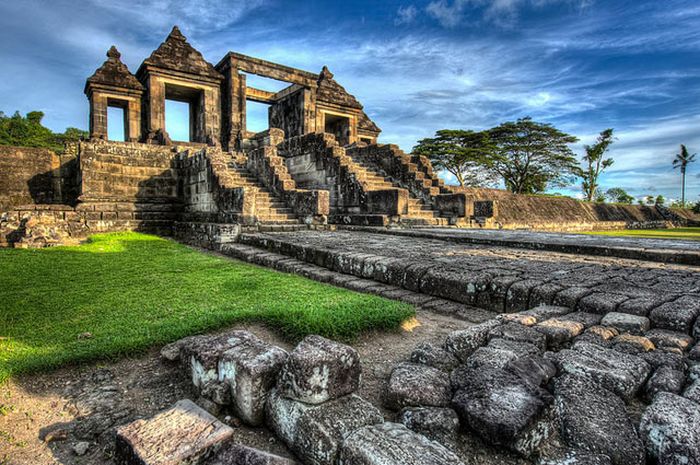 Istana Ratu Boko via joglowisatacom, 1. Wisata Candi Prambanan, 2. Wisata Air Terjun Sri Gethuk, 3. Curug Indah Tegalrejo, 4. Pasar Beringharjo, 5. Sindu Kusuma Edupark (SKE), 6. Tugu Jogja, 7. Museum Benteng Vredeburg, 8. Taman Pintar Yogyakarta, 9. Gumuk Pasir Parangkusumo, 10. The Lost World Castle, 11. Wisata Istana Ratu Boko, 12. Pantai Pok Tunggal, 13. Pantai Parangtritis, 14. Pantai Baron, 15. Pantai Siung, 16. Pabrik Gula Madukismo, 17. Museum Mini Sisa Hartaku, 18. Museum Affandi, 19. Museum Sonobudoyo Siung, 20. Wisata Kotagede , 21. Keraton Ngayogyakarta Hadiningrat, 22. Kebun Binatang Gembira Loka, 23. Jalan Malioboro, 24. Kampung Wisata Taman Sari, 25. Hutan Pinus Mangunan, 26. Kebun Buah Mangunan Jogja, 27. Pantai Timang, 28. Wisata Goa Selarong, 29. Wisata Alam Kalibiru, 30. Cave Tubing di Goa Pindul, 31. Candi Sambisari, 32. Wisata Candi Plaosan, 33. “Cahaya Surga” di Gua Jomblang, 34. Bukit Parang Endog, 35. Bukit Bintang Jogja, 36. Pantai Indrayanti, 37. Pantai Jogan, 38. Pantai Sundak, 39. Pantai Krakal, 40. Goa Gelatik, 41. Cave Tubing Kalisuci, 42. Pantai Sadranan, 43. The World Landmarks Merapi Park, 44. Transmart Carrefour Maguwo, 45. Pantai Nglambor , 46. Jogja Bay Waterpark (Tutup Sementara), 47. Kebun Teh Nglinggo Jogja, 48. Tebing Breksi, 49. Wisata Hutan Mangrove Wana Tirta, 50. Taman Nasional Gunung Merapi, 51. Jurang Tembelan, 52. Gunung Api Purba Nglanggeran, 53. Candi Ijo D.I. Yogyakarta, 54. Alun-alun Kidul, Jogja, 55. Taman Pelangi Monjali, 56. Jalan Prawirotaman, 57. Titik Nol Yogyakarta, 58. Taman Budaya Yogyakarta, 59. Ekowisata Sungai Mudal, 60. Pojok Beteng, 61. HeHa Sky View, 62. HeHa Ocean View, 63. Tumpeng Menoreh, 64. Rumah Jembarati (Tutup), 65. Studio Alam Glampong, 66. Bukit Panguk Kediwung, 67. Curug Pulosari, 68. Seribu Batu Songgo Langit, 69. Embung Langensari, 70. Pantai Ngrawe (MESRA)