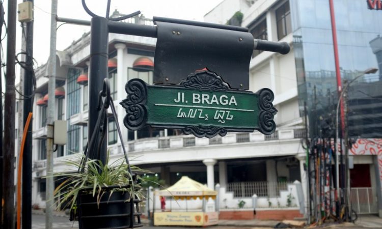 Jalan Braga via Marjayatrans, 1. Gunung Tangkuban Perahu, 2. Trans Studio Bandung, 3. Wisata Kawah Putih Ciwidey, 4. Curug Dago di Bandung, 5. Wisata Belanja Pasar Baru di Bandung, 6. Wisata Edukasi Observatorium Bosscha di Bandung, 7. Wisata Alam Danau Situ Patenggang di Bandung, 8. Wisata Air Panas Ciater, 9. Wisata Kampung Gajah di Bandung (Tutup Permanen), 10. Tempat Wisata Kebun Binatang di Bandung, 11. Wisata Rumah Mode Bandung, 12. Wisata Seni Saung Angklung Udjo Di Bandung, 13. Wisata Edukasi Museum Geologi Bandung, 14. Paskal Food Market, 15. Rumah Strawberry Ciwidey, 16. Cihampelas Walk, 17. Museum Konferensi Asia Afrika, 18. Museum Sri Baduga Bandung, 19. Taman Lalu Lintas Ade Irma Suryani, 20. Kolam Renang Karang Setra, 21. Taman Wisata Alam Maribaya, 22. Kawasan Punclut Bandung Utara, 23. Kebun Bunga Cihideung, 24. Tempat Wisata De’Ranch, 25. Wisata Kuliner Floating Market, 26. Perkebunan Teh Rancabali, 27. Wisata Air Panas Ciwalini, 28. Wisata Bumi Perkemahan Ranca Upas, 29. Little Seoul Bandung, 30. Dusun Bambu Lembang, 31. Taman Hutan Raya Ir Djuanda, 32. Curug Upas, 33. Ciwidey Valley Resort, 34. Sendang Kahuripan, 35. Situ Cileunca, 36. Taman Balai Kota, 37. Gunung Puntang, 38. Stone Garden, 39. Chinatown Bandung, 40. Bird Pavilion, 41. Curug Malela, 42. Tebing Keraton, 43. Puncak Bintang, 44. Amazing Art World, 45. Street Gourmet, 46. Curug Cimahi, 47. Tafso Barn, 48. Sanghyang Heuleut, 49. The Great Asia Afrika, 50. Tebing Citatah, 51. Jalan Braga, 52. D’Dieuland, 53. Jembatan Kereta Api Cikudapateuh Ciwidey, 54. Upside Down World Bandung, 55. Orchid Forest Cikole, 56. Kebun Teh Sukawana, 57. Kampoeng Tulip, 58. Kampung Pasir Ipis, 59. Kebun Bunga Begonia, 60. Wisata Grafika Cikole, 61. Pine Forest Camp Lembang, 62. The Lodge Maribaya, 63. Farm House Susu Lembang, 64. Glamping Lakeside, 65. Curug Keraton Cibodas, 66. Curug Layung Lembang, 67. Curug Tilu Leuwi Opat, 68. Jendela Alam, 69. Ciwangun Indah Camp (CIC) Lembang, 70. Taman Miniatur Kereta Api, 71. Lereng Anteng Panoramic Coffee, 72. Gunung Putri Lembang, 73. Kawasan Berkuda Ganesha H Equestrian, 74. Bukit Labyrinth Ganesha H Equestrian, 75. Bukit Pangjebolan Lembang, 76. Argowisata Kawah Rengganis, 77. Pemandian Air Panas Ciwalini, 78. Curug Cipanji Bandung, 79. Wisata Air Curug Tilu, 80. Bukit Jamur Rancabolang Ciwidey, 81. Barusen Hills, 82. Kampung Cai Rancaupas, 83. Bumi Perkemahan Ranca Cangkuang, 84. Cimanggu Hot Spring & Cottage, 85. Taman Kelinci Ciwidey, 86. Danau eMTe Highland Resort, 87. Green Hill Park TWA Cimanggu