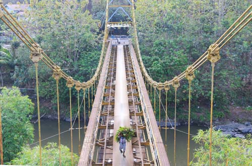 Jembatan Gantung Kuno, 1. Gunung Rinjani Lombok, 2. Wisata Pantai Kuta Lombok, 3. Wisata Desert Point (Bangko-Bangko) Lombok, 4. Gili Kondo, 5. Wisata Pantai Senggigi Lombok, 6. Wisata Gili Air, Gili Meno, dan Gili Trawangan di Lombok, 7. Pantai Tanjung Aan, 8.  Pantai Tanjung Bloam, 9. Tempat Wisata Pantai Selong Belanak Lombok, 10. Sade Village, 11. Pantai Sekotong , 12. Air Terjun Sandang Gile , 13. Gili Nanggu Lombok, 14. Objek Wisata Batu Bolong, 15. Objek Wisata Batu Layar , 16. Narmada Park, 17. Pink Beach Lombok, 18. Gili Lampu Lombok Timur, 19. Bukit Malimbu , 20. Gili Kedis, 21. Lingkoq Datu, Pantai Penyisok, 22. Bukit Pergasingan, 23. Pantai Semeti, 24. Air Terjun Mangku Sakti, 25. Air Terjun Benang Kelambu, 26. Air Terjun Tiu Kelep, 27. Tanjung Poki, 28. Pantai Nambung, 29. Taman Wisata Alam Gunung Tunak, Pemandangan Samudera di atas Bukit Hijau, 30. Rinjani Lodge, 31. Pantai Tebing, 32. Sumber Air Panas Aik Kalak, 33. Danau Segara Anak, 34. Pantai Mawun Lombok, 35. Pantai Seger, 36. Pantai Surga, 37. Tanjung Ringgit, 38. Gili Sulat dan Gili Lawang, 39. Pantai Sire, 40. Air Terjun Penimbungan: Surga Tersembunyi di Torean, 41. Jembatan Gantung Kuno: Peninggalan Jaman Penjajahan Belanda yang berumur 84 Tahun, 42. Taman Wisata Pusuk Sembalun: Mengagumi Pemandangan Gunung Rinjani yang Megah, 43. Pantai Setangi: Villa Hantu yang Mendebarkan, 44. Batu Payung, Tanjung Aan: Monumen Alam yang Berdiri Kokoh di Tepi Pantai, 45. Bau Nyale: Tempat Perayaan Festival Legendaris, 46. Desa Bayan Sasak: Menyelami Kehidupan 5000 tahun SM, 47. Ashtari Lounge and Kitchen: Menyantap Makanan di Puncak Bukit, 48. Artati Lombok Bungalow and Restaurant , 49. Bertenun Tradisional di Desa Sukarara, 50. Bask Nest: Menjelajahi Dunia Bawah Laut yang Artistik, 51. Gua Bangkang: Suasana Dramatis di Tepi Pantai