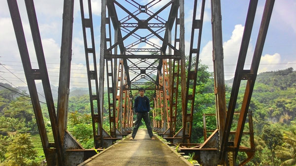 Jembatan Kereta Api Cikudapateuh Ciwidey via Penjajakata, 1. Gunung Tangkuban Perahu, 2. Trans Studio Bandung, 3. Wisata Kawah Putih Ciwidey, 4. Curug Dago di Bandung, 5. Wisata Belanja Pasar Baru di Bandung, 6. Wisata Edukasi Observatorium Bosscha di Bandung, 7. Wisata Alam Danau Situ Patenggang di Bandung, 8. Wisata Air Panas Ciater, 9. Wisata Kampung Gajah di Bandung (Tutup Permanen), 10. Tempat Wisata Kebun Binatang di Bandung, 11. Wisata Rumah Mode Bandung, 12. Wisata Seni Saung Angklung Udjo Di Bandung, 13. Wisata Edukasi Museum Geologi Bandung, 14. Paskal Food Market, 15. Rumah Strawberry Ciwidey, 16. Cihampelas Walk, 17. Museum Konferensi Asia Afrika, 18. Museum Sri Baduga Bandung, 19. Taman Lalu Lintas Ade Irma Suryani, 20. Kolam Renang Karang Setra, 21. Taman Wisata Alam Maribaya, 22. Kawasan Punclut Bandung Utara, 23. Kebun Bunga Cihideung, 24. Tempat Wisata De’Ranch, 25. Wisata Kuliner Floating Market, 26. Perkebunan Teh Rancabali, 27. Wisata Air Panas Ciwalini, 28. Wisata Bumi Perkemahan Ranca Upas, 29. Little Seoul Bandung, 30. Dusun Bambu Lembang, 31. Taman Hutan Raya Ir Djuanda, 32. Curug Upas, 33. Ciwidey Valley Resort, 34. Sendang Kahuripan, 35. Situ Cileunca, 36. Taman Balai Kota, 37. Gunung Puntang, 38. Stone Garden, 39. Chinatown Bandung, 40. Bird Pavilion, 41. Curug Malela, 42. Tebing Keraton, 43. Puncak Bintang, 44. Amazing Art World, 45. Street Gourmet, 46. Curug Cimahi, 47. Tafso Barn, 48. Sanghyang Heuleut, 49. The Great Asia Afrika, 50. Tebing Citatah, 51. Jalan Braga, 52. D’Dieuland, 53. Jembatan Kereta Api Cikudapateuh Ciwidey, 54. Upside Down World Bandung, 55. Orchid Forest Cikole, 56. Kebun Teh Sukawana, 57. Kampoeng Tulip, 58. Kampung Pasir Ipis, 59. Kebun Bunga Begonia, 60. Wisata Grafika Cikole, 61. Pine Forest Camp Lembang, 62. The Lodge Maribaya, 63. Farm House Susu Lembang, 64. Glamping Lakeside, 65. Curug Keraton Cibodas, 66. Curug Layung Lembang, 67. Curug Tilu Leuwi Opat, 68. Jendela Alam, 69. Ciwangun Indah Camp (CIC) Lembang, 70. Taman Miniatur Kereta Api, 71. Lereng Anteng Panoramic Coffee, 72. Gunung Putri Lembang, 73. Kawasan Berkuda Ganesha H Equestrian, 74. Bukit Labyrinth Ganesha H Equestrian, 75. Bukit Pangjebolan Lembang, 76. Argowisata Kawah Rengganis, 77. Pemandian Air Panas Ciwalini, 78. Curug Cipanji Bandung, 79. Wisata Air Curug Tilu, 80. Bukit Jamur Rancabolang Ciwidey, 81. Barusen Hills, 82. Kampung Cai Rancaupas, 83. Bumi Perkemahan Ranca Cangkuang, 84. Cimanggu Hot Spring & Cottage, 85. Taman Kelinci Ciwidey, 86. Danau eMTe Highland Resort, 87. Green Hill Park TWA Cimanggu