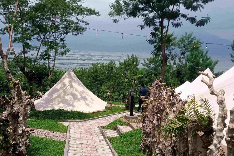 Kampoeng Kopi Banaran via Kompas, 1. Wisata Pantai Maron, 2. Wisata Lawang Sewu di Semarang, 3. Kampoeng Wisata Taman Lele di Semarang, 4. Wisata Pantai Marina, 5. Wisata Pantai Tirang di Semarang, 6. Berwisata di Masjid Agung Jawa Tengah (MAJT), 7. Wisata Air Terjun Kali Pancur di Semarang, 8. Wisata Pagoda Buddhagaya Watugong di Semarang, 9. Taman Rekreasi Wonderia di Semarang, 10. Wisata Curug Benowo di Semarang, 11. Wisata Goa Kreo Semarang, 12. Wisata Sam Poo Kong, 13. Wisata Museum Ronggowarsito, 14. Berwisata ke Kota Lama Semarang, 15. Berwisata ke Komplek Pecinan Semarang, 16. Jalan Pahlawan Semarang, 17. Pasar Rakyat Simpang Lima, 18. Wisata Hutan Tinjomoyo di Semarang, 19. Wisata Kebun Binatang Mangkang di Semarang, 20. Wisata Tugu Muda, 21. Wisata Museum Mandala Bakti di Semarang, 22. Wisata Bukit Gombel di Semarang, 23. Wisata Water Blaster Bukit Candi Golf di Semarang, 24. Wisata Stasiun Tawang di Semarang, 25. Wisata ke Masjid Menara (Layur) di Semarang, 26. Wisata ke BSB (Bukit Semarang Baru), 27. Maerokoco Semarang, 28. Wisata Taman KB (wisata kuliner) di Semarang, 29. Wisata Brown Canyon, 29. Jalan Pandanaran (pusat jajanan semarang), 30. Wisata Keluarga New Bandungan Indah Waterpark, 31. Museum Muri di Semarang, 33. Candi Gedong Songo + Pemandian Air Panas, 34. Kebun Teh Medini di Semarang , 35. Air terjun + Pemandian Air Panas Gonoharjo, 36. Curug Lawe di Semarang, 37. Kebun Karet BSB di Semarang, 38. Wisata Gelora Jati Diri di Semarang, 39. Kebun Buah Boja, 40. Tempat Wisata Taman Unyil Ungaran, 41. Pemancingan Baron, 42. Umbul Sidomukti, 43. Lembah Kalipancur, 44. Waduk Diponegoro, 45. Saloka Theme Park, 46. Masjid Kapal Semarang, 47. Taman Bunga Bandungan, 48. Flower Farm Setiya Aji, 49. Kebun Durian Semarang, 50. Watu Gunung Ungaran, 51. Air Terjun Semirang, 52. Pura Agung Giri Natha, 53. Semarang Gallery, 54. Kampung Batik, 55. Kampung Tematik Jawi, 56. Kampoeng Kopi Banaran, 58. Taman Djamoe Indonesia, 59. Old City 3D Trick Art Museum, 60. Goa Rong View, 61. Jembatan Biru Ambarawa, 62. La Kana Chapel, 63. Gereja Blenduk, 64. Museum Satria, 65. Semarang Fair (PRPP), 66. Hutan Penggaron, 67. Hutan Mangrove, 68. Pasar Johar disaat Dugderan, 69. Wisata Kuliner Lumpia Semarang, 70. Pondok Kopi Sidomukti Ungaran, 71. Wisata Susan SPA Bandungan, 72. Jembatan Harapan, 73. Hutan Pinus, 74. Kamu Pecinta Sambal? Cobain ke Waroeng Kaligarong!