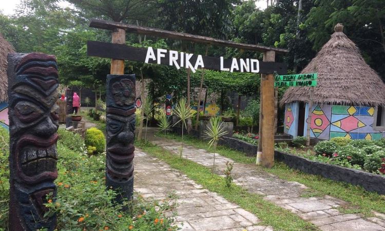 Kampung Afrika Blitar via Ig @guwanto, 1. Kampung Coklat, 2. Taman Kebon Rojo, 3. Pantai Tambakrejo, 4. Pantai Pangi, 5. Perkebunan Teh Sirah Kencong, 6. Pantai Serang, 7. Blitar Park, 8. Petilasan Rambut Monte, 9. Candi Penataran, 10. Pantai Peh Pulo, 11. Goa Embultuk, 12. Candi Gambar Wetan, 13. Situs Arca Warak, 14. Candi Kotes, 15. Candi Sawentar, 16. Makam Bung Karno, 17. Istana Gebang, 18. Water Park Sumberudel, 19. Desa Wisata Semen, 20. Wisata Sejarah Monumen Trisula, 21. Penangkaran Rusa Maliran, 22. Agrowisata Karangsari Blitar, 23. Gunung Butak, 24. Pantai Gondo Mayit, 25. Air Terjun Coban Wilis, 26. Air Terjun Sirah Kencong, 27. Air Terjun Grenjeng, 28. Air Terjun Jurug Bening , 29. Objek Wisata Alam Pacuh, 30. Pantai Umbul Waru, 31. Curug dan Kedung Badrun, 32. Air Terjun Lawean, 33. Pantai Jolosutro, 34. Arung Jeram Soko Adventure Blitar, 35. Goa Maria Sendang Rejo, 36. Gardu Pandang Perkebunan Gambar, 37. Omah Djadoel, 38. Gunung Kelud, 39. Air Terjun Kedung Entong, 40.  Air Terjun Tirto Galuh, 41. Taman Jurug Goa Luweng Prodo, 42. Bukit Teletubies Blitar, 43. Hutan Pinus Gogoniti, 44. Kampung Afrika Blitar, 45. Gunung Butak, 46. Pantai Pasur, 47. Pantai Serit, 48. Monumen PETA, 49. Wisata Alam Paco, 50. Bendungan Serut, 51. Arca Gamprang, 52. Candi Simping, 53. Jurug Moncar, 54. Candi Mleri, 55. Candi Kalicilik, 56. Alun-alun Blitar, 57. Blitar Green Park, 58. Taman Pecut, 59. Fish Garden Blitar, 60. Kaloka Lodoyo, 61. Pemandian Sumur Amber Kandangan, 62. Bendungan Wlingi Raya, 63. Taman Idaman Hati Wlingi Blitar, 64. Villa Puncak Pesanggrahan Tambakrejo