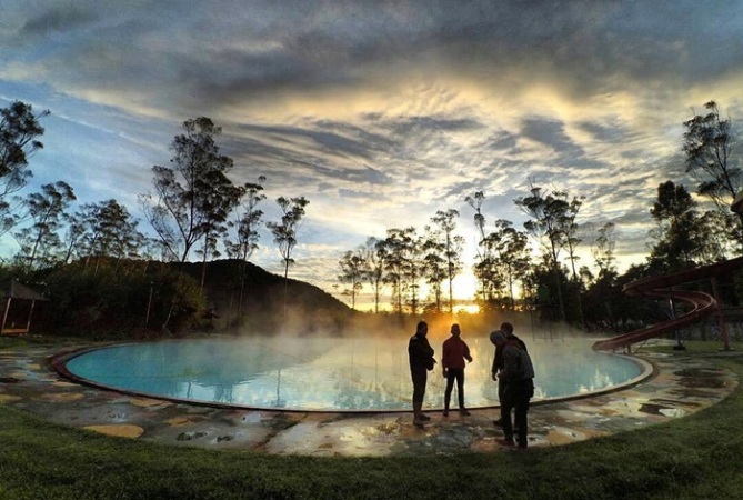 Kampung Cai Rancaupas, 1. Gunung Tangkuban Perahu, 2. Trans Studio Bandung, 3. Wisata Kawah Putih Ciwidey, 4. Curug Dago di Bandung, 5. Wisata Belanja Pasar Baru di Bandung, 6. Wisata Edukasi Observatorium Bosscha di Bandung, 7. Wisata Alam Danau Situ Patenggang di Bandung, 8. Wisata Air Panas Ciater, 9. Wisata Kampung Gajah di Bandung (Tutup Permanen), 10. Tempat Wisata Kebun Binatang di Bandung, 11. Wisata Rumah Mode Bandung, 12. Wisata Seni Saung Angklung Udjo Di Bandung, 13. Wisata Edukasi Museum Geologi Bandung, 14. Paskal Food Market, 15. Rumah Strawberry Ciwidey, 16. Cihampelas Walk, 17. Museum Konferensi Asia Afrika, 18. Museum Sri Baduga Bandung, 19. Taman Lalu Lintas Ade Irma Suryani, 20. Kolam Renang Karang Setra, 21. Taman Wisata Alam Maribaya, 22. Kawasan Punclut Bandung Utara, 23. Kebun Bunga Cihideung, 24. Tempat Wisata De’Ranch, 25. Wisata Kuliner Floating Market, 26. Perkebunan Teh Rancabali, 27. Wisata Air Panas Ciwalini, 28. Wisata Bumi Perkemahan Ranca Upas, 29. Little Seoul Bandung, 30. Dusun Bambu Lembang, 31. Taman Hutan Raya Ir Djuanda, 32. Curug Upas, 33. Ciwidey Valley Resort, 34. Sendang Kahuripan, 35. Situ Cileunca, 36. Taman Balai Kota, 37. Gunung Puntang, 38. Stone Garden, 39. Chinatown Bandung, 40. Bird Pavilion, 41. Curug Malela, 42. Tebing Keraton, 43. Puncak Bintang, 44. Amazing Art World, 45. Street Gourmet, 46. Curug Cimahi, 47. Tafso Barn, 48. Sanghyang Heuleut, 49. The Great Asia Afrika, 50. Tebing Citatah, 51. Jalan Braga, 52. D’Dieuland, 53. Jembatan Kereta Api Cikudapateuh Ciwidey, 54. Upside Down World Bandung, 55. Orchid Forest Cikole, 56. Kebun Teh Sukawana, 57. Kampoeng Tulip, 58. Kampung Pasir Ipis, 59. Kebun Bunga Begonia, 60. Wisata Grafika Cikole, 61. Pine Forest Camp Lembang, 62. The Lodge Maribaya, 63. Farm House Susu Lembang, 64. Glamping Lakeside, 65. Curug Keraton Cibodas, 66. Curug Layung Lembang, 67. Curug Tilu Leuwi Opat, 68. Jendela Alam, 69. Ciwangun Indah Camp (CIC) Lembang, 70. Taman Miniatur Kereta Api, 71. Lereng Anteng Panoramic Coffee, 72. Gunung Putri Lembang, 73. Kawasan Berkuda Ganesha H Equestrian, 74. Bukit Labyrinth Ganesha H Equestrian, 75. Bukit Pangjebolan Lembang, 76. Argowisata Kawah Rengganis, 77. Pemandian Air Panas Ciwalini, 78. Curug Cipanji Bandung, 79. Wisata Air Curug Tilu, 80. Bukit Jamur Rancabolang Ciwidey, 81. Barusen Hills, 82. Kampung Cai Rancaupas, 83. Bumi Perkemahan Ranca Cangkuang, 84. Cimanggu Hot Spring & Cottage, 85. Taman Kelinci Ciwidey, 86. Danau eMTe Highland Resort, 87. Green Hill Park TWA Cimanggu