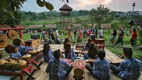 Kampung Tematik Jawi, 1. Wisata Pantai Maron, 2. Wisata Lawang Sewu di Semarang, 3. Kampoeng Wisata Taman Lele di Semarang, 4. Wisata Pantai Marina, 5. Wisata Pantai Tirang di Semarang, 6. Berwisata di Masjid Agung Jawa Tengah (MAJT), 7. Wisata Air Terjun Kali Pancur di Semarang, 8. Wisata Pagoda Buddhagaya Watugong di Semarang, 9. Taman Rekreasi Wonderia di Semarang, 10. Wisata Curug Benowo di Semarang, 11. Wisata Goa Kreo Semarang, 12. Wisata Sam Poo Kong, 13. Wisata Museum Ronggowarsito, 14. Berwisata ke Kota Lama Semarang, 15. Berwisata ke Komplek Pecinan Semarang, 16. Jalan Pahlawan Semarang, 17. Pasar Rakyat Simpang Lima, 18. Wisata Hutan Tinjomoyo di Semarang, 19. Wisata Kebun Binatang Mangkang di Semarang, 20. Wisata Tugu Muda, 21. Wisata Museum Mandala Bakti di Semarang, 22. Wisata Bukit Gombel di Semarang, 23. Wisata Water Blaster Bukit Candi Golf di Semarang, 24. Wisata Stasiun Tawang di Semarang, 25. Wisata ke Masjid Menara (Layur) di Semarang, 26. Wisata ke BSB (Bukit Semarang Baru), 27. Maerokoco Semarang, 28. Wisata Taman KB (wisata kuliner) di Semarang, 29. Wisata Brown Canyon, 29. Jalan Pandanaran (pusat jajanan semarang), 30. Wisata Keluarga New Bandungan Indah Waterpark, 31. Museum Muri di Semarang, 33. Candi Gedong Songo + Pemandian Air Panas, 34. Kebun Teh Medini di Semarang , 35. Air terjun + Pemandian Air Panas Gonoharjo, 36. Curug Lawe di Semarang, 37. Kebun Karet BSB di Semarang, 38. Wisata Gelora Jati Diri di Semarang, 39. Kebun Buah Boja, 40. Tempat Wisata Taman Unyil Ungaran, 41. Pemancingan Baron, 42. Umbul Sidomukti, 43. Lembah Kalipancur, 44. Waduk Diponegoro, 45. Saloka Theme Park, 46. Masjid Kapal Semarang, 47. Taman Bunga Bandungan, 48. Flower Farm Setiya Aji, 49. Kebun Durian Semarang, 50. Watu Gunung Ungaran, 51. Air Terjun Semirang, 52. Pura Agung Giri Natha, 53. Semarang Gallery, 54. Kampung Batik, 55. Kampung Tematik Jawi, 56. Kampoeng Kopi Banaran, 58. Taman Djamoe Indonesia, 59. Old City 3D Trick Art Museum, 60. Goa Rong View, 61. Jembatan Biru Ambarawa, 62. La Kana Chapel, 63. Gereja Blenduk, 64. Museum Satria, 65. Semarang Fair (PRPP), 66. Hutan Penggaron, 67. Hutan Mangrove, 68. Pasar Johar disaat Dugderan, 69. Wisata Kuliner Lumpia Semarang, 70. Pondok Kopi Sidomukti Ungaran, 71. Wisata Susan SPA Bandungan, 72. Jembatan Harapan, 73. Hutan Pinus, 74. Kamu Pecinta Sambal? Cobain ke Waroeng Kaligarong!