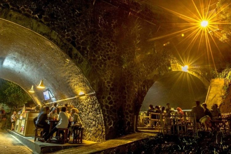 Kafe Kolong di Jember, 1. Tempat Wisata Pantai Pasir Putih Malikan (Papuma) Jember, 2. Tempat Wisata Pantai Watu Ulo Jember, 3. Tempat Wisata Keluarga Pantai Bandealit di Jember, 4. Tempat Wisata Pantai Puger di Jember, 5. Obyek Wisata Keluarga Tiara Waterpark di Jember, 6. Objek Wisata Keluarga Pemandian Kebon Agung di Jember, 7. Tempat Wisata Edukasi Taman Botani Jember, 8. Wahana Liburan Seru Waterboom Niagara di Jember, 9. Destinasi Wisata Populer Kawasan Puncak Rembangan di Jember, 10. Tempat Wisata Alam Air Terjun Tancak di Jember, 11. Tujuan Wisata Keluarga Pemandian Patemon di Jember, 12. Tempat Wisata Sejarah Situs Duplang di Jember, 13. Obyek Wisata Pantai Paseban di Jember, 14. Obyek Wisata Pemandian Rembangan di Jember, 15. Obyek Wisata Menarik Loko Lori di Jember, 16. Tempat Wisata Alam Air Terjun Antrokan di Jember, 17. Kafe Kolong di Jember, 18. Obyek Wisata Bedadung di Jember (Sudah Tutup), 19. Wisata ke Perkebunan Teh Gunung Gambir di Jember, 20. Obyek Wisata Pemandian Oleng Sibutong di jember, 21. Kimo Swimming Pool, 22. Air Terjun Manggisan, 23. Air Terjun Sumber Salak, 24. Pantai Payangan, 25. Pantai Rowo Cangak, 26. Pantai Teluk Love, 27. Agrowisata Tembakau, 28. Wisata Agro Glantangan, 29. Dira Park, 30. Agrowisata Mumbul Garden Jember, 31. Taman Nasional Meru Betiri, 32. Museum Tembakau Jember, 33. Pabrik Kopi Gumitir Jember, 34. Pulau Nusa Barong Jember, 35. Agrowisata Kopi dan Kakao, 36. Air Terjun Watu Ombo, 37. Air Terjun Lereng Raung, 38. Air Terjun Sumber Salak, 39. Taman Galaxy, 40. Bukit SJ 88, 41. Air Terjun Mandigu, 42. Goa Jepang