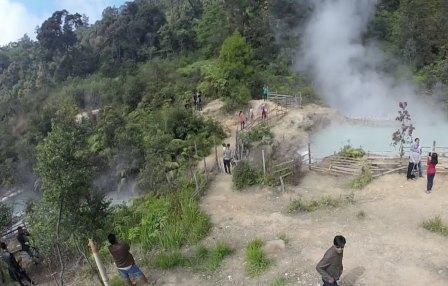 1. Wisata Gunung Papandayan , 2. Wisata Gunung Cikuray , 3. Wisata Gunung Guntur , 4. Tempat Wisata Situ Bagendit di Garut , 5. Wisata Situ dan Candi Cangkuang , 6. Wisata Pemandian Air Panas Cipanas, 7. Wisata Pemandian Air Panas Darajat , 8. Wisata Kawah Putih Talaga Bodas , 9. Wisata Arung Jeram Sungai Cimanuk , 10. Wisata Tebing Alam Batu Tumpang , 11. Wisata Pantai Santolo , 12. Wisata Pantai Sayang Heulang , 13. Wisata Pantai Rancabuaya , 14. Tempat Wisata Taman Satwa Cikembulan di Garut , 15. Wisata Curug Citiis , 16. Wisata Curug Orok , 17. Pantai Puncak Guha di Garut, 18. Wisata Pantai Cijeruk Indah, 19. Wisata Pantai Karang Paranje, 20. Kampung Sampireun, 21. Sabda Alam Cipanas, 22. Kawah Darajat Garut, 23. Curug Cimandi Racun, 24. Curug Sang Hyang Taraje, 25.  Kebun Mawar Situhapa Garut, 26. Kawah Kamojang, 27. Pantai Cicalobak, 28. Pantai Taman Manalusu, 29. Perkebunan Teh Dayeuh Manggung, 30. Kolam Air Panas Cikarees, 31. Bukit Pilar Angin, 32. Leuweung Oko D’Great, 33. Leuwi Tonjong, 34. Bukit Palahlar, 35. Bukit Nangklak, 36. Pusat Konservasi Elang Kamojang, 37. Curug Cikawung, 38. Curug Cibadak, 39. Batu Patapaan, 40. Gunung Piramida Sadahurip, 41. Curug Nyogong, 42. Leuwi Korsi, 43. Leuwi Jurig, 44. Leuwi Jubleg, 45. Bukit Teletubbies Pasir Pogor, 46. Karacak Valley, 47. Cilopang Adventure Camp, 48. Papandayan Leisure Park, 49. River Tubing Cikaengan, 50. Curug Batu Nyusun, 51. Curug Ciarjuna, 52. Hutan Mati Gunung Papandayan
