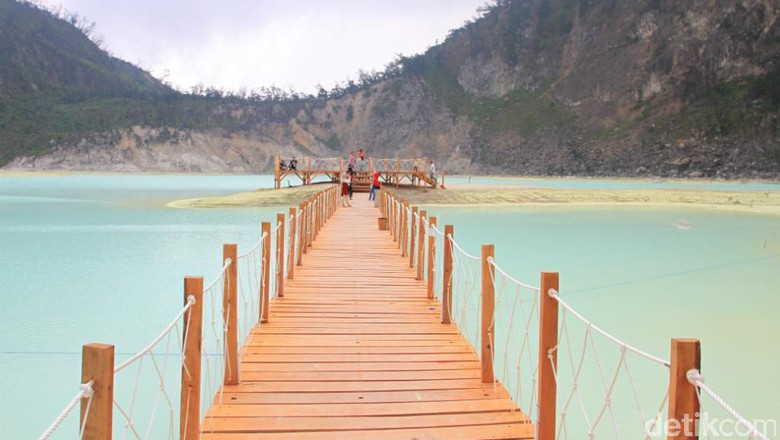 Kawah Putih Bandung, 1. Tempat Wisata di Jawa Barat – Curug Cikaso, 2. Tempat Wisata di Jawa Barat – Pantai Pelabuhan Ratu, 3. Tempat Wisata di Jawa Barat – Taman Wisata Mekarsari, 4. Tempat Wisata di Jawa Barat – Taman Bunga Nusantara, 5. Tempat Wisata di Jawa Barat – Goa Buniayu, 6. Tempat Wisata di Jawa Barat – Pantai Pangandaran, 7. Tempat Wisata di Jawa Barat – Green Canyon, 8. Tempat Wisata di Jawa Barat – Arung Jeram Sungai Citarik, 9. Tempat Wisata di Jawa Barat – Arung Jeram Sungai Cicatih, 10. Tempat Wisata di Jawa Barat – Pantai Ujung Genteng, 11. Tempat Wisata di Jawa Barat – Gunung Tangkuban Perahu, 12. Tempat Wisata di Jawa Barat – Kawah Putih di Bandung , 13. Tempat Wisata di Jawa Barat – Situ Patengan, 14. Tempat Wisata di Jawa Barat – Kebun Raya Bogor, 15. Tempat Wisata di Jawa Barat – Trans Studio Bandung, 16. Taman Safari Bogor, 17. Wisata Alam Maribaya di Bandung Utara, 18. De’Ranch di Bandung Utara, 19. Floating Market di Bandung Utara, 20. Wisata Air Panas Ciater, 21. Mega Wisata Icakan Ciamis