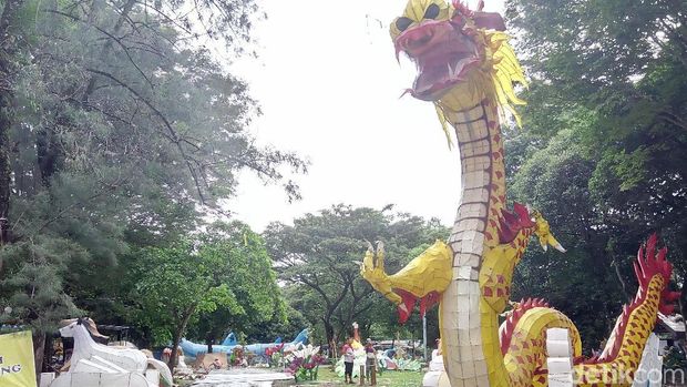 Kebun Binatang Taru Jurug via Detik, 1. Grojogan Sewu Tawangmangu, 2. Pandawa Water World Solo Baru, 3. Taman Balekambang, 4. Keraton Surakarta, 5. Wisata Tugu Lilin di Solo , 6. Air Terjun Jumog, 7. Taman Sriwedari, 8. Kampoeng Batik Kauman, 9. Pasar Klewer, 10. Tempat Wisata di Solo – Museum Manusia Purba Sangiran, 11. Tempat Wisata di Solo – Pura Mangkunegaran, 12. Monumen Pers, 13. Galabo Solo, 14. Tempat Wisata di Solo – Kebun Binatang Taru Jurug, 15. Ngarsopuro Night Market Solo, 16. Alun-Alun Kidul Surakarta, 17. Tempat Wisata di Solo – Dalem Kalitan, 18. Tempat Wisata di Solo – Taman Cerdas, 19. Masjid Al-Wustho Mangkunegaran, 20. Bendungan Karet Tirtonadi, 21. The Heritage Palace, 22. Lokananta Recording Audio & Video Cassette, 23. Trans Studio Mini Solo, 24. Museum Batik Danar Hadi, 25. Loji Gandrung, 26. Museum Radya Pustaka, 27. Pasar Antik Triwindu, 28. Benteng Vastenburg Fort, 29. Agrowisata Amanah, Karanganyar, 30. Agrowisata Sondokoro, Karanganyar, 31. Bukit Hope, Karanganyar (Tutup), 32. Bumi Perkemahan Sekipan, Karanganyar, 33. Candi Cetho, Karanganyar, 34. Candi Sukuh, Karanganyar, 35. Edupark Intan Pari, Karanganyar, 36. Kebun Strawberry, Karanganyar, 37. Paralayang Segoro Gunung, Karanganyar, 38. Rumah Pohon Banyu Anyep (Tutup), 39. Taman Bintang Kemuning, Ngargoyoso, Karanganyar, 40. Telaga Madirda, Karanganyar, 41. Bukit Cumbri, Wonogiri, 42. Gantole Wonogiri, 43. Batu Seribu, Sukoharjo, 44. Bendungan Colo, Sukoharjo, 45. Gardu Pandang Bukit Batur Suroteleng, 46. Bukit Gancik, 47. Tretes Taman Tani (Tutup), 48. De Tjolomadoe, 49. Rumah Atsiri Indonesia, 50. Pantai Karang Payung, 51. Tumurun Private Museum, 52. River Moon Pusur, 53. Museum R Hamong Wardoyo, 54. Sepur Kluthuk Jaladara, 55. Koridor Singosaren, 56. Ndalem Gondosuli, 57. Grojogan Selondo, 58. Taman Hutan Rakyat Ngargoyoso, 59. Candi Plaosan, 60. Umbul Ponggok, 61. Umbul Cokro Tulung, 62. Omah Jungkir, 63. Telaga Biru, 64. Randubang, 65. Pasar Gede Hardjonagoro, 66. Solo Grand Mall, 67. Pusat Grosir Solo, 68. Taman Bunga Bono, Klaten, 69. Umbul Kapilaler, Klaten, 70. Bukit Gancik, Selo, Boyolali, 71. Lembah Gunung Madu, Boyolali, 72. Objek Wisata Tlatar, Boyolali, 73. Obyek Wisata Air Cokro, 74. Museum Samanhudi, 75. Air Terjun Parang Ijo, 76. Museum Keris, 77. Vihara Dhamma Sundara