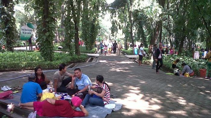 Kebun Bibit Surabaya via Surya, 1. Wisata Monumen Pahlawan, 2. Wisata patung Buddha dengan Empat Wajah , 3. Wisata Jembatan Merah , 4. Wisata Monumen Kapal Selam di Surabaya, 5. Taman Harmoni Keputih, 6. Wisata Museum WR. Soepratman , 7. Wisata Kelenteng Hong Tiek Hian, 8. Wisata Jembatan Suramadu, 9. Wisata Rumah Batik, 10. Wisata Monumen Bambu Runcing , 11. Wisata Ciputra Waterpark (Tutup), 12. Wisata Kebun Binatang Surabaya , 13. Wisata Hutan Mangrove Wonorejo, 14. Wisata Pantai Kenjeran, 15. Wisata Pasar Bunga Bratang , 16. Wisata Masjid Nasional Al-Akbar di Surabaya, 17. Wisata Gereja Perawan Maria Tak Berdosa , 18. Wisata Taman Bungkul , 19. Wisata Taman Apsari , 20. Taman Dr. Soetomo (Taman Korea) , 21. Wisata Taman Mayangkara di Surabaya, 22. Wisata Taman Pelangi , 23. Wisata Taman Mundu , 24. Taman Buah Undaan di Surabaya, 25. Wisata Taman Prestasi di Surabaya, 26. Wisata House of Sampoerna , 27. Surabaya North Quay, 28. Taman Gantung Surabaya, 29. Monumen Suroboyo – Suroboyo Park, 30. Jembatan Biru Kenjeran Surabaya, 31. Food Junction Grand Pakuwon, 32. Skate & BMX Surabaya, 33. Waterpark Kenjeran – Ria Beach Kenjeran, 34. Arca Joko Dolog Surabaya, 35. Monumen Patung Gubernur Suryo, 36. Masjid Ampel Surabaya, 37. Perpustakaan Bank Indonesia, 38. Kebun Bibit Wonorejo, 39. Museum Kesehatan Dr. Adhyatma, 40. Jalan Kembang Jepun, 41. THR (Taman Hiburan Rakyat), 42. Masjid Muhammad Cheng Hoo, 43. Kebun Bibit Ngagel Jaya (Kebun Bibit Wonorejo 2), 44. Museum Surabaya (Gedung Siola), 45. Monumen Jalesveva Jayamahe, 45. Taman Kenjeran Surabaya, 46. Jalan Tunjungan Surabaya, 47. Kampung Bulak Surabaya, 48. Gereja Kepanjen, Surabaya, 49. Klenteng Sanggar Agung, 50. Taman Sakura Keputih, 51. Suroboyo Carnival Park (Tutup), 52. G Walk Surabaya, 53. Hutan Bambu Keputih, 54. De Mata Trick Eye Museum (Tutup), 55. Kebun Bibit Surabaya, 56. Taman Pertanian Terpadu Balas Klumprik, 57. Kota Tua Surabaya, 58. Taman Cahaya, 59. Surya Park