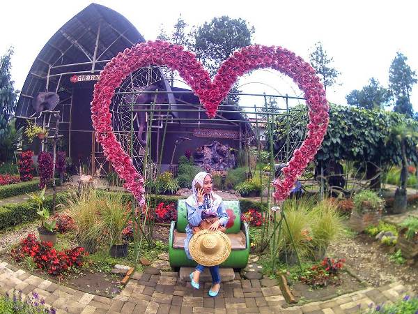 Kebun Bunga Begonia, 1. Gunung Tangkuban Perahu, 2. Trans Studio Bandung, 3. Wisata Kawah Putih Ciwidey, 4. Curug Dago di Bandung, 5. Wisata Belanja Pasar Baru di Bandung, 6. Wisata Edukasi Observatorium Bosscha di Bandung, 7. Wisata Alam Danau Situ Patenggang di Bandung, 8. Wisata Air Panas Ciater, 9. Wisata Kampung Gajah di Bandung (Tutup Permanen), 10. Tempat Wisata Kebun Binatang di Bandung, 11. Wisata Rumah Mode Bandung, 12. Wisata Seni Saung Angklung Udjo Di Bandung, 13. Wisata Edukasi Museum Geologi Bandung, 14. Paskal Food Market, 15. Rumah Strawberry Ciwidey, 16. Cihampelas Walk, 17. Museum Konferensi Asia Afrika, 18. Museum Sri Baduga Bandung, 19. Taman Lalu Lintas Ade Irma Suryani, 20. Kolam Renang Karang Setra, 21. Taman Wisata Alam Maribaya, 22. Kawasan Punclut Bandung Utara, 23. Kebun Bunga Cihideung, 24. Tempat Wisata De’Ranch, 25. Wisata Kuliner Floating Market, 26. Perkebunan Teh Rancabali, 27. Wisata Air Panas Ciwalini, 28. Wisata Bumi Perkemahan Ranca Upas, 29. Little Seoul Bandung, 30. Dusun Bambu Lembang, 31. Taman Hutan Raya Ir Djuanda, 32. Curug Upas, 33. Ciwidey Valley Resort, 34. Sendang Kahuripan, 35. Situ Cileunca, 36. Taman Balai Kota, 37. Gunung Puntang, 38. Stone Garden, 39. Chinatown Bandung, 40. Bird Pavilion, 41. Curug Malela, 42. Tebing Keraton, 43. Puncak Bintang, 44. Amazing Art World, 45. Street Gourmet, 46. Curug Cimahi, 47. Tafso Barn, 48. Sanghyang Heuleut, 49. The Great Asia Afrika, 50. Tebing Citatah, 51. Jalan Braga, 52. D’Dieuland, 53. Jembatan Kereta Api Cikudapateuh Ciwidey, 54. Upside Down World Bandung, 55. Orchid Forest Cikole, 56. Kebun Teh Sukawana, 57. Kampoeng Tulip, 58. Kampung Pasir Ipis, 59. Kebun Bunga Begonia, 60. Wisata Grafika Cikole, 61. Pine Forest Camp Lembang, 62. The Lodge Maribaya, 63. Farm House Susu Lembang, 64. Glamping Lakeside, 65. Curug Keraton Cibodas, 66. Curug Layung Lembang, 67. Curug Tilu Leuwi Opat, 68. Jendela Alam, 69. Ciwangun Indah Camp (CIC) Lembang, 70. Taman Miniatur Kereta Api, 71. Lereng Anteng Panoramic Coffee, 72. Gunung Putri Lembang, 73. Kawasan Berkuda Ganesha H Equestrian, 74. Bukit Labyrinth Ganesha H Equestrian, 75. Bukit Pangjebolan Lembang, 76. Argowisata Kawah Rengganis, 77. Pemandian Air Panas Ciwalini, 78. Curug Cipanji Bandung, 79. Wisata Air Curug Tilu, 80. Bukit Jamur Rancabolang Ciwidey, 81. Barusen Hills, 82. Kampung Cai Rancaupas, 83. Bumi Perkemahan Ranca Cangkuang, 84. Cimanggu Hot Spring & Cottage, 85. Taman Kelinci Ciwidey, 86. Danau eMTe Highland Resort, 87. Green Hill Park TWA Cimanggu