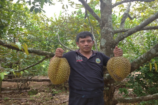 Kebun Durian Semarang, 1. Wisata Pantai Maron, 2. Wisata Lawang Sewu di Semarang, 3. Kampoeng Wisata Taman Lele di Semarang, 4. Wisata Pantai Marina, 5. Wisata Pantai Tirang di Semarang, 6. Berwisata di Masjid Agung Jawa Tengah (MAJT), 7. Wisata Air Terjun Kali Pancur di Semarang, 8. Wisata Pagoda Buddhagaya Watugong di Semarang, 9. Taman Rekreasi Wonderia di Semarang, 10. Wisata Curug Benowo di Semarang, 11. Wisata Goa Kreo Semarang, 12. Wisata Sam Poo Kong, 13. Wisata Museum Ronggowarsito, 14. Berwisata ke Kota Lama Semarang, 15. Berwisata ke Komplek Pecinan Semarang, 16. Jalan Pahlawan Semarang, 17. Pasar Rakyat Simpang Lima, 18. Wisata Hutan Tinjomoyo di Semarang, 19. Wisata Kebun Binatang Mangkang di Semarang, 20. Wisata Tugu Muda, 21. Wisata Museum Mandala Bakti di Semarang, 22. Wisata Bukit Gombel di Semarang, 23. Wisata Water Blaster Bukit Candi Golf di Semarang, 24. Wisata Stasiun Tawang di Semarang, 25. Wisata ke Masjid Menara (Layur) di Semarang, 26. Wisata ke BSB (Bukit Semarang Baru), 27. Maerokoco Semarang, 28. Wisata Taman KB (wisata kuliner) di Semarang, 29. Wisata Brown Canyon, 29. Jalan Pandanaran (pusat jajanan semarang), 30. Wisata Keluarga New Bandungan Indah Waterpark, 31. Museum Muri di Semarang, 33. Candi Gedong Songo + Pemandian Air Panas, 34. Kebun Teh Medini di Semarang , 35. Air terjun + Pemandian Air Panas Gonoharjo, 36. Curug Lawe di Semarang, 37. Kebun Karet BSB di Semarang, 38. Wisata Gelora Jati Diri di Semarang, 39. Kebun Buah Boja, 40. Tempat Wisata Taman Unyil Ungaran, 41. Pemancingan Baron, 42. Umbul Sidomukti, 43. Lembah Kalipancur, 44. Waduk Diponegoro, 45. Saloka Theme Park, 46. Masjid Kapal Semarang, 47. Taman Bunga Bandungan, 48. Flower Farm Setiya Aji, 49. Kebun Durian Semarang, 50. Watu Gunung Ungaran, 51. Air Terjun Semirang, 52. Pura Agung Giri Natha, 53. Semarang Gallery, 54. Kampung Batik, 55. Kampung Tematik Jawi, 56. Kampoeng Kopi Banaran, 58. Taman Djamoe Indonesia, 59. Old City 3D Trick Art Museum, 60. Goa Rong View, 61. Jembatan Biru Ambarawa, 62. La Kana Chapel, 63. Gereja Blenduk, 64. Museum Satria, 65. Semarang Fair (PRPP), 66. Hutan Penggaron, 67. Hutan Mangrove, 68. Pasar Johar disaat Dugderan, 69. Wisata Kuliner Lumpia Semarang, 70. Pondok Kopi Sidomukti Ungaran, 71. Wisata Susan SPA Bandungan, 72. Jembatan Harapan, 73. Hutan Pinus, 74. Kamu Pecinta Sambal? Cobain ke Waroeng Kaligarong!