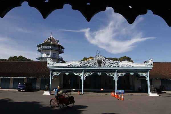 Keraton Surakarta via Solopos, 1. Grojogan Sewu Tawangmangu, 2. Pandawa Water World Solo Baru, 3. Taman Balekambang, 4. Keraton Surakarta, 5. Wisata Tugu Lilin di Solo , 6. Air Terjun Jumog, 7. Taman Sriwedari, 8. Kampoeng Batik Kauman, 9. Pasar Klewer, 10. Tempat Wisata di Solo – Museum Manusia Purba Sangiran, 11. Tempat Wisata di Solo – Pura Mangkunegaran, 12. Monumen Pers, 13. Galabo Solo, 14. Tempat Wisata di Solo – Kebun Binatang Taru Jurug, 15. Ngarsopuro Night Market Solo, 16. Alun-Alun Kidul Surakarta, 17. Tempat Wisata di Solo – Dalem Kalitan, 18. Tempat Wisata di Solo – Taman Cerdas, 19. Masjid Al-Wustho Mangkunegaran, 20. Bendungan Karet Tirtonadi, 21. The Heritage Palace, 22. Lokananta Recording Audio & Video Cassette, 23. Trans Studio Mini Solo, 24. Museum Batik Danar Hadi, 25. Loji Gandrung, 26. Museum Radya Pustaka, 27. Pasar Antik Triwindu, 28. Benteng Vastenburg Fort, 29. Agrowisata Amanah, Karanganyar, 30. Agrowisata Sondokoro, Karanganyar, 31. Bukit Hope, Karanganyar (Tutup), 32. Bumi Perkemahan Sekipan, Karanganyar, 33. Candi Cetho, Karanganyar, 34. Candi Sukuh, Karanganyar, 35. Edupark Intan Pari, Karanganyar, 36. Kebun Strawberry, Karanganyar, 37. Paralayang Segoro Gunung, Karanganyar, 38. Rumah Pohon Banyu Anyep (Tutup), 39. Taman Bintang Kemuning, Ngargoyoso, Karanganyar, 40. Telaga Madirda, Karanganyar, 41. Bukit Cumbri, Wonogiri, 42. Gantole Wonogiri, 43. Batu Seribu, Sukoharjo, 44. Bendungan Colo, Sukoharjo, 45. Gardu Pandang Bukit Batur Suroteleng, 46. Bukit Gancik, 47. Tretes Taman Tani (Tutup), 48. De Tjolomadoe, 49. Rumah Atsiri Indonesia, 50. Pantai Karang Payung, 51. Tumurun Private Museum, 52. River Moon Pusur, 53. Museum R Hamong Wardoyo, 54. Sepur Kluthuk Jaladara, 55. Koridor Singosaren, 56. Ndalem Gondosuli, 57. Grojogan Selondo, 58. Taman Hutan Rakyat Ngargoyoso, 59. Candi Plaosan, 60. Umbul Ponggok, 61. Umbul Cokro Tulung, 62. Omah Jungkir, 63. Telaga Biru, 64. Randubang, 65. Pasar Gede Hardjonagoro, 66. Solo Grand Mall, 67. Pusat Grosir Solo, 68. Taman Bunga Bono, Klaten, 69. Umbul Kapilaler, Klaten, 70. Bukit Gancik, Selo, Boyolali, 71. Lembah Gunung Madu, Boyolali, 72. Objek Wisata Tlatar, Boyolali, 73. Obyek Wisata Air Cokro, 74. Museum Samanhudi, 75. Air Terjun Parang Ijo, 76. Museum Keris, 77. Vihara Dhamma Sundara