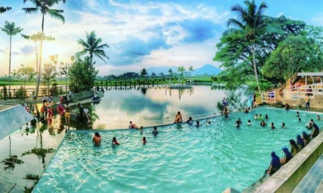 Kolam Air Panas Cikarees via IG @danz.93, 1. Wisata Gunung Papandayan , 2. Wisata Gunung Cikuray , 3. Wisata Gunung Guntur , 4. Tempat Wisata Situ Bagendit di Garut , 5. Wisata Situ dan Candi Cangkuang , 6. Wisata Pemandian Air Panas Cipanas, 7. Wisata Pemandian Air Panas Darajat , 8. Wisata Kawah Putih Talaga Bodas , 9. Wisata Arung Jeram Sungai Cimanuk , 10. Wisata Tebing Alam Batu Tumpang , 11. Wisata Pantai Santolo , 12. Wisata Pantai Sayang Heulang , 13. Wisata Pantai Rancabuaya , 14. Tempat Wisata Taman Satwa Cikembulan di Garut , 15. Wisata Curug Citiis , 16. Wisata Curug Orok , 17. Pantai Puncak Guha di Garut, 18. Wisata Pantai Cijeruk Indah, 19. Wisata Pantai Karang Paranje, 20. Kampung Sampireun, 21. Sabda Alam Cipanas, 22. Kawah Darajat Garut, 23. Curug Cimandi Racun, 24. Curug Sang Hyang Taraje, 25. Kebun Mawar Situhapa Garut, 26. Kawah Kamojang, 27. Pantai Cicalobak, 28. Pantai Taman Manalusu, 29. Perkebunan Teh Dayeuh Manggung, 30. Kolam Air Panas Cikarees, 31. Bukit Pilar Angin, 32. Leuweung Oko D’Great, 33. Leuwi Tonjong, 34. Bukit Palahlar, 35. Bukit Nangklak, 36. Pusat Konservasi Elang Kamojang, 37. Curug Cikawung, 38. Curug Cibadak, 39. Batu Patapaan, 40. Gunung Piramida Sadahurip, 41. Curug Nyogong, 42. Leuwi Korsi, 43. Leuwi Jurig, 44. Leuwi Jubleg, 45. Bukit Teletubbies Pasir Pogor, 46. Karacak Valley, 47. Cilopang Adventure Camp, 48. Papandayan Leisure Park, 49. River Tubing Cikaengan, 50. Curug Batu Nyusun, 51. Curug Ciarjuna, 52. Hutan Mati Gunung Papandayan