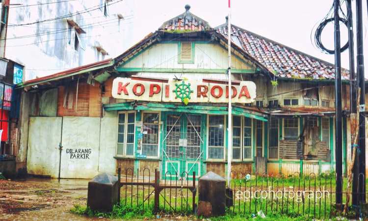 Kopi Roda via Instagram.com @bok_boksi, 1. Obyek Wisata Jembatan Ampera dan Sungai Musi di Palembang, 2. Tempat Wisata Religi Masjid Cheng Hoo Palembang, 3. Obyek Wisata Bukit Siguntang di Palembang, 4. Tempat Wisata Sejarah Museum Sultan Mahmud Badaruddin II Palembang, 5. Tempat Wisata Sejarah Benteng Kuto Besak di Palembang, 6. Wisata Religi Masjid Agung Sultan Mahmud Badaruddin I Palembang, 7. Objek Wisata Gedung Kantor Walikota Palembang, 8. Tempat Wisata Keluarga Kembang Iwak Family Park di Palembang, 9. Tempat Wisata Alam Hutan Punti Kayu di Palembang, 10. Tempat Wisata Sejarah Taman Purbakala Kerajaan Sriwijaya di Palembang, 11. Tempat Wisata Kuliner Kampung Kapitan di Palembang, 12. Objek Wisata Monumen perjuangan rakyat Palembang, 13. Obyek Wisata Pulau Kemaro di Palembang, 14. Tempat Wisata Alam Air Terjun Lematang Indah , 15. Obyek Wisata Gunung Dempo, 16. Tempat Wisata Alam Air Terjun Bidadari di Lahat, 17. Obyek Wisata Alam Air Terjun Maung (Curup Maung), 18. Tempat Wisata Kuliner Terkenal Martabak HAR di Palembang, 19. Tempat Wisata Kuliner Pempek Candy di Palembang, 20. Tempat Wisata Kuliner Pempek SAGA di Palembang, 21. Arung Jeram Sungai Manna, 22. Waterboom OPI Jakabaring, 23. The Amanzi Waterpark CitraGrand City, 24. Fantasy Island Palembang, 25. Danau Ranau, 26. Kolam Renang Lumban Tirta, 27. Museum Negeri Balaputra Dewa, 28. Kampung Arab Palembang, 29. Rumah Rakit Sungai Musi, 30. Palembang Bird Park, 31. Pelabuhan Tanjung Api-Api, 32. Masjid Lawang Kidul, 33. Tangga 2001, 34. Tugu Belido, 35. Kopi Roda, 36. Bayt Al-Quran Raksasa, 37. Sungai Gerong, 38. Goa Putri, 39. Sekanak Sidewalk, 40. Danau OPI, 41. Museum Tekstil Palembang, 42. Waterpark Danau Tanah Mas, 43. Taman Pelangi, 44. Bukit Golf, 45. Klenteng Chandra Nadi, 46. G Art Studio, 47. Pulau Maspari, 48. Gelora Sriwijaya, 49. Warung Apung Sungai Musi, 50. Air Terjun Kematang Indah, 51. Kebun Teh Dempo