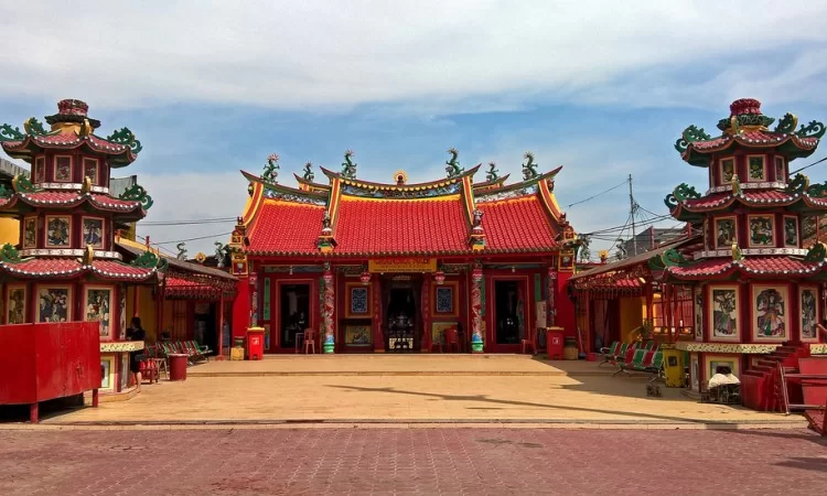 Klenteng Chandra Nadi via Palembang goid, 1. Obyek Wisata Jembatan Ampera dan Sungai Musi di Palembang, 2. Tempat Wisata Religi Masjid Cheng Hoo Palembang, 3. Obyek Wisata Bukit Siguntang di Palembang, 4. Tempat Wisata Sejarah Museum Sultan Mahmud Badaruddin II Palembang, 5. Tempat Wisata Sejarah Benteng Kuto Besak di Palembang, 6. Wisata Religi Masjid Agung Sultan Mahmud Badaruddin I Palembang, 7. Objek Wisata Gedung Kantor Walikota Palembang, 8. Tempat Wisata Keluarga Kembang Iwak Family Park di Palembang, 9. Tempat Wisata Alam Hutan Punti Kayu di Palembang, 10. Tempat Wisata Sejarah Taman Purbakala Kerajaan Sriwijaya di Palembang, 11. Tempat Wisata Kuliner Kampung Kapitan di Palembang, 12. Objek Wisata Monumen perjuangan rakyat Palembang, 13. Obyek Wisata Pulau Kemaro di Palembang, 14. Tempat Wisata Alam Air Terjun Lematang Indah , 15. Obyek Wisata Gunung Dempo, 16. Tempat Wisata Alam Air Terjun Bidadari di Lahat, 17. Obyek Wisata Alam Air Terjun Maung (Curup Maung), 18. Tempat Wisata Kuliner Terkenal Martabak HAR di Palembang, 19. Tempat Wisata Kuliner Pempek Candy di Palembang, 20. Tempat Wisata Kuliner Pempek SAGA di Palembang, 21. Arung Jeram Sungai Manna, 22. Waterboom OPI Jakabaring, 23. The Amanzi Waterpark CitraGrand City, 24. Fantasy Island Palembang, 25. Danau Ranau, 26. Kolam Renang Lumban Tirta, 27. Museum Negeri Balaputra Dewa, 28. Kampung Arab Palembang, 29. Rumah Rakit Sungai Musi, 30. Palembang Bird Park, 31. Pelabuhan Tanjung Api-Api, 32. Masjid Lawang Kidul, 33. Tangga 2001, 34. Tugu Belido, 35. Kopi Roda, 36. Bayt Al-Quran Raksasa, 37. Sungai Gerong, 38. Goa Putri, 39. Sekanak Sidewalk, 40. Danau OPI, 41. Museum Tekstil Palembang, 42. Waterpark Danau Tanah Mas, 43. Taman Pelangi, 44. Bukit Golf, 45. Klenteng Chandra Nadi, 46. G Art Studio, 47. Pulau Maspari, 48. Gelora Sriwijaya, 49. Warung Apung Sungai Musi, 50. Air Terjun Kematang Indah, 51. Kebun Teh Dempo
