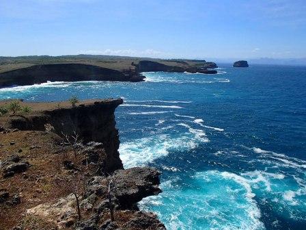 Lingkoq Datu, Pantai Penyisok, 1. Gunung Rinjani Lombok, 2. Wisata Pantai Kuta Lombok, 3. Wisata Desert Point (Bangko-Bangko) Lombok, 4. Gili Kondo, 5. Wisata Pantai Senggigi Lombok, 6. Wisata Gili Air, Gili Meno, dan Gili Trawangan di Lombok, 7. Pantai Tanjung Aan, 8.  Pantai Tanjung Bloam, 9. Tempat Wisata Pantai Selong Belanak Lombok, 10. Sade Village, 11. Pantai Sekotong , 12. Air Terjun Sandang Gile , 13. Gili Nanggu Lombok, 14. Objek Wisata Batu Bolong, 15. Objek Wisata Batu Layar , 16. Narmada Park, 17. Pink Beach Lombok, 18. Gili Lampu Lombok Timur, 19. Bukit Malimbu , 20. Gili Kedis, 21. Lingkoq Datu, Pantai Penyisok, 22. Bukit Pergasingan, 23. Pantai Semeti, 24. Air Terjun Mangku Sakti, 25. Air Terjun Benang Kelambu, 26. Air Terjun Tiu Kelep, 27. Tanjung Poki, 28. Pantai Nambung, 29. Taman Wisata Alam Gunung Tunak, Pemandangan Samudera di atas Bukit Hijau, 30. Rinjani Lodge, 31. Pantai Tebing, 32. Sumber Air Panas Aik Kalak, 33. Danau Segara Anak, 34. Pantai Mawun Lombok, 35. Pantai Seger, 36. Pantai Surga, 37. Tanjung Ringgit, 38. Gili Sulat dan Gili Lawang, 39. Pantai Sire, 40. Air Terjun Penimbungan: Surga Tersembunyi di Torean, 41. Jembatan Gantung Kuno: Peninggalan Jaman Penjajahan Belanda yang berumur 84 Tahun, 42. Taman Wisata Pusuk Sembalun: Mengagumi Pemandangan Gunung Rinjani yang Megah, 43. Pantai Setangi: Villa Hantu yang Mendebarkan, 44. Batu Payung, Tanjung Aan: Monumen Alam yang Berdiri Kokoh di Tepi Pantai, 45. Bau Nyale: Tempat Perayaan Festival Legendaris, 46. Desa Bayan Sasak: Menyelami Kehidupan 5000 tahun SM, 47. Ashtari Lounge and Kitchen: Menyantap Makanan di Puncak Bukit, 48. Artati Lombok Bungalow and Restaurant , 49. Bertenun Tradisional di Desa Sukarara, 50. Bask Nest: Menjelajahi Dunia Bawah Laut yang Artistik, 51. Gua Bangkang: Suasana Dramatis di Tepi Pantai