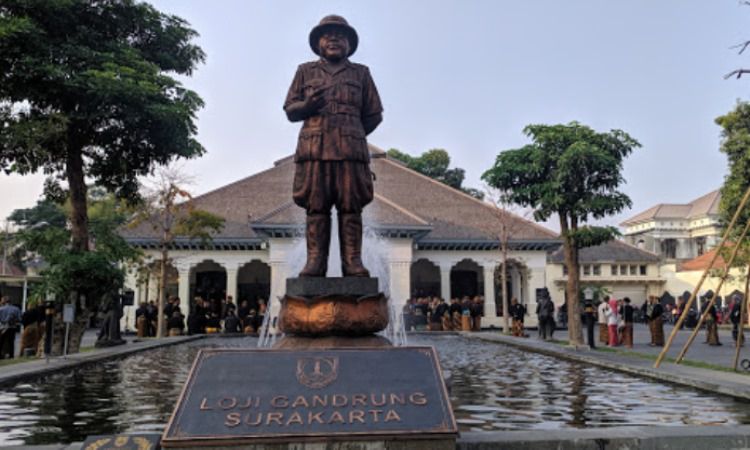 Loji Gandrung via Google Mpas, 1. Grojogan Sewu Tawangmangu, 2. Pandawa Water World Solo Baru, 3. Taman Balekambang, 4. Keraton Surakarta, 5. Wisata Tugu Lilin di Solo , 6. Air Terjun Jumog, 7. Taman Sriwedari, 8. Kampoeng Batik Kauman, 9. Pasar Klewer, 10. Tempat Wisata di Solo – Museum Manusia Purba Sangiran, 11. Tempat Wisata di Solo – Pura Mangkunegaran, 12. Monumen Pers, 13. Galabo Solo, 14. Tempat Wisata di Solo – Kebun Binatang Taru Jurug, 15. Ngarsopuro Night Market Solo, 16. Alun-Alun Kidul Surakarta, 17. Tempat Wisata di Solo – Dalem Kalitan, 18. Tempat Wisata di Solo – Taman Cerdas, 19. Masjid Al-Wustho Mangkunegaran, 20. Bendungan Karet Tirtonadi, 21. The Heritage Palace, 22. Lokananta Recording Audio & Video Cassette, 23. Trans Studio Mini Solo, 24. Museum Batik Danar Hadi, 25. Loji Gandrung, 26. Museum Radya Pustaka, 27. Pasar Antik Triwindu, 28. Benteng Vastenburg Fort, 29. Agrowisata Amanah, Karanganyar, 30. Agrowisata Sondokoro, Karanganyar, 31. Bukit Hope, Karanganyar (Tutup), 32. Bumi Perkemahan Sekipan, Karanganyar, 33. Candi Cetho, Karanganyar, 34. Candi Sukuh, Karanganyar, 35. Edupark Intan Pari, Karanganyar, 36. Kebun Strawberry, Karanganyar, 37. Paralayang Segoro Gunung, Karanganyar, 38. Rumah Pohon Banyu Anyep (Tutup), 39. Taman Bintang Kemuning, Ngargoyoso, Karanganyar, 40. Telaga Madirda, Karanganyar, 41. Bukit Cumbri, Wonogiri, 42. Gantole Wonogiri, 43. Batu Seribu, Sukoharjo, 44. Bendungan Colo, Sukoharjo, 45. Gardu Pandang Bukit Batur Suroteleng, 46. Bukit Gancik, 47. Tretes Taman Tani (Tutup), 48. De Tjolomadoe, 49. Rumah Atsiri Indonesia, 50. Pantai Karang Payung, 51. Tumurun Private Museum, 52. River Moon Pusur, 53. Museum R Hamong Wardoyo, 54. Sepur Kluthuk Jaladara, 55. Koridor Singosaren, 56. Ndalem Gondosuli, 57. Grojogan Selondo, 58. Taman Hutan Rakyat Ngargoyoso, 59. Candi Plaosan, 60. Umbul Ponggok, 61. Umbul Cokro Tulung, 62. Omah Jungkir, 63. Telaga Biru, 64. Randubang, 65. Pasar Gede Hardjonagoro, 66. Solo Grand Mall, 67. Pusat Grosir Solo, 68. Taman Bunga Bono, Klaten, 69. Umbul Kapilaler, Klaten, 70. Bukit Gancik, Selo, Boyolali, 71. Lembah Gunung Madu, Boyolali, 72. Objek Wisata Tlatar, Boyolali, 73. Obyek Wisata Air Cokro, 74. Museum Samanhudi, 75. Air Terjun Parang Ijo, 76. Museum Keris, 77. Vihara Dhamma Sundara