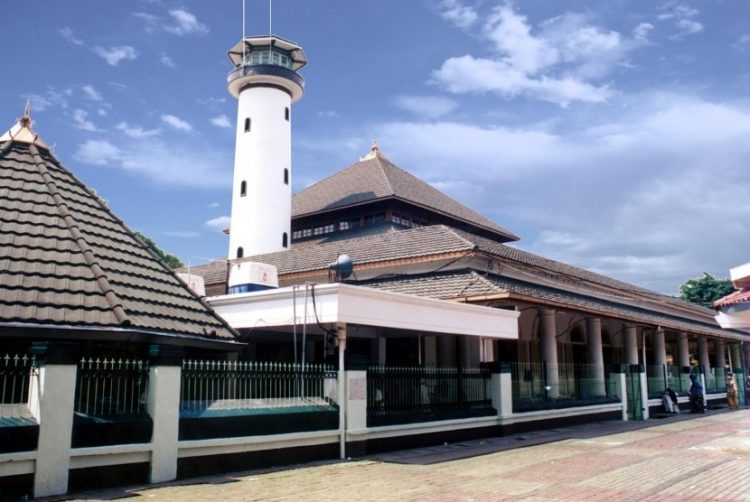 Masjid Ampel Surabaya via republika, 1. Wisata Monumen Pahlawan, 2. Wisata patung Buddha dengan Empat Wajah , 3. Wisata Jembatan Merah , 4. Wisata Monumen Kapal Selam di Surabaya, 5. Taman Harmoni Keputih, 6. Wisata Museum WR. Soepratman , 7. Wisata Kelenteng Hong Tiek Hian, 8. Wisata Jembatan Suramadu, 9. Wisata Rumah Batik, 10. Wisata Monumen Bambu Runcing , 11. Wisata Ciputra Waterpark (Tutup), 12. Wisata Kebun Binatang Surabaya , 13. Wisata Hutan Mangrove Wonorejo, 14. Wisata Pantai Kenjeran, 15. Wisata Pasar Bunga Bratang , 16. Wisata Masjid Nasional Al-Akbar di Surabaya, 17. Wisata Gereja Perawan Maria Tak Berdosa , 18. Wisata Taman Bungkul , 19. Wisata Taman Apsari , 20. Taman Dr. Soetomo (Taman Korea) , 21. Wisata Taman Mayangkara di Surabaya, 22. Wisata Taman Pelangi , 23. Wisata Taman Mundu , 24. Taman Buah Undaan di Surabaya, 25. Wisata Taman Prestasi di Surabaya, 26. Wisata House of Sampoerna , 27. Surabaya North Quay, 28. Taman Gantung Surabaya, 29. Monumen Suroboyo – Suroboyo Park, 30. Jembatan Biru Kenjeran Surabaya, 31. Food Junction Grand Pakuwon, 32. Skate & BMX Surabaya, 33. Waterpark Kenjeran – Ria Beach Kenjeran, 34. Arca Joko Dolog Surabaya, 35. Monumen Patung Gubernur Suryo, 36. Masjid Ampel Surabaya, 37. Perpustakaan Bank Indonesia, 38. Kebun Bibit Wonorejo, 39. Museum Kesehatan Dr. Adhyatma, 40. Jalan Kembang Jepun, 41. THR (Taman Hiburan Rakyat), 42. Masjid Muhammad Cheng Hoo, 43. Kebun Bibit Ngagel Jaya (Kebun Bibit Wonorejo 2), 44. Museum Surabaya (Gedung Siola), 45. Monumen Jalesveva Jayamahe, 45. Taman Kenjeran Surabaya, 46. Jalan Tunjungan Surabaya, 47. Kampung Bulak Surabaya, 48. Gereja Kepanjen, Surabaya, 49. Klenteng Sanggar Agung, 50. Taman Sakura Keputih, 51. Suroboyo Carnival Park (Tutup), 52. G Walk Surabaya, 53. Hutan Bambu Keputih, 54. De Mata Trick Eye Museum (Tutup), 55. Kebun Bibit Surabaya, 56. Taman Pertanian Terpadu Balas Klumprik, 57. Kota Tua Surabaya, 58. Taman Cahaya, 59. Surya Park