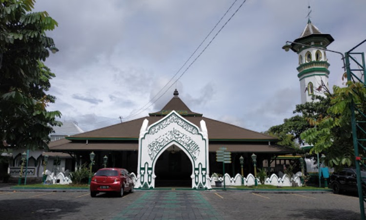 Masjid Al-Wustho Mangkunegaran via Google Maps, 1. Grojogan Sewu Tawangmangu, 2. Pandawa Water World Solo Baru, 3. Taman Balekambang, 4. Keraton Surakarta, 5. Wisata Tugu Lilin di Solo , 6. Air Terjun Jumog, 7. Taman Sriwedari, 8. Kampoeng Batik Kauman, 9. Pasar Klewer, 10. Tempat Wisata di Solo – Museum Manusia Purba Sangiran, 11. Tempat Wisata di Solo – Pura Mangkunegaran, 12. Monumen Pers, 13. Galabo Solo, 14. Tempat Wisata di Solo – Kebun Binatang Taru Jurug, 15. Ngarsopuro Night Market Solo, 16. Alun-Alun Kidul Surakarta, 17. Tempat Wisata di Solo – Dalem Kalitan, 18. Tempat Wisata di Solo – Taman Cerdas, 19. Masjid Al-Wustho Mangkunegaran, 20. Bendungan Karet Tirtonadi, 21. The Heritage Palace, 22. Lokananta Recording Audio & Video Cassette, 23. Trans Studio Mini Solo, 24. Museum Batik Danar Hadi, 25. Loji Gandrung, 26. Museum Radya Pustaka, 27. Pasar Antik Triwindu, 28. Benteng Vastenburg Fort, 29. Agrowisata Amanah, Karanganyar, 30. Agrowisata Sondokoro, Karanganyar, 31. Bukit Hope, Karanganyar (Tutup), 32. Bumi Perkemahan Sekipan, Karanganyar, 33. Candi Cetho, Karanganyar, 34. Candi Sukuh, Karanganyar, 35. Edupark Intan Pari, Karanganyar, 36. Kebun Strawberry, Karanganyar, 37. Paralayang Segoro Gunung, Karanganyar, 38. Rumah Pohon Banyu Anyep (Tutup), 39. Taman Bintang Kemuning, Ngargoyoso, Karanganyar, 40. Telaga Madirda, Karanganyar, 41. Bukit Cumbri, Wonogiri, 42. Gantole Wonogiri, 43. Batu Seribu, Sukoharjo, 44. Bendungan Colo, Sukoharjo, 45. Gardu Pandang Bukit Batur Suroteleng, 46. Bukit Gancik, 47. Tretes Taman Tani (Tutup), 48. De Tjolomadoe, 49. Rumah Atsiri Indonesia, 50. Pantai Karang Payung, 51. Tumurun Private Museum, 52. River Moon Pusur, 53. Museum R Hamong Wardoyo, 54. Sepur Kluthuk Jaladara, 55. Koridor Singosaren, 56. Ndalem Gondosuli, 57. Grojogan Selondo, 58. Taman Hutan Rakyat Ngargoyoso, 59. Candi Plaosan, 60. Umbul Ponggok, 61. Umbul Cokro Tulung, 62. Omah Jungkir, 63. Telaga Biru, 64. Randubang, 65. Pasar Gede Hardjonagoro, 66. Solo Grand Mall, 67. Pusat Grosir Solo, 68. Taman Bunga Bono, Klaten, 69. Umbul Kapilaler, Klaten, 70. Bukit Gancik, Selo, Boyolali, 71. Lembah Gunung Madu, Boyolali, 72. Objek Wisata Tlatar, Boyolali, 73. Obyek Wisata Air Cokro, 74. Museum Samanhudi, 75. Air Terjun Parang Ijo, 76. Museum Keris, 77. Vihara Dhamma Sundara