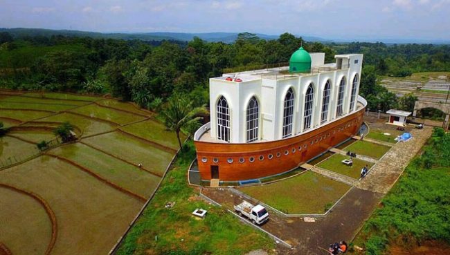 Masjid Kapal Semarang via timesindonesia co id, 1. Wisata Pantai Maron, 2. Wisata Lawang Sewu di Semarang, 3. Kampoeng Wisata Taman Lele di Semarang, 4. Wisata Pantai Marina, 5. Wisata Pantai Tirang di Semarang, 6. Berwisata di Masjid Agung Jawa Tengah (MAJT), 7. Wisata Air Terjun Kali Pancur di Semarang, 8. Wisata Pagoda Buddhagaya Watugong di Semarang, 9. Taman Rekreasi Wonderia di Semarang, 10. Wisata Curug Benowo di Semarang, 11. Wisata Goa Kreo Semarang, 12. Wisata Sam Poo Kong, 13. Wisata Museum Ronggowarsito, 14. Berwisata ke Kota Lama Semarang, 15. Berwisata ke Komplek Pecinan Semarang, 16. Jalan Pahlawan Semarang, 17. Pasar Rakyat Simpang Lima, 18. Wisata Hutan Tinjomoyo di Semarang, 19. Wisata Kebun Binatang Mangkang di Semarang, 20. Wisata Tugu Muda, 21. Wisata Museum Mandala Bakti di Semarang, 22. Wisata Bukit Gombel di Semarang, 23. Wisata Water Blaster Bukit Candi Golf di Semarang, 24. Wisata Stasiun Tawang di Semarang, 25. Wisata ke Masjid Menara (Layur) di Semarang, 26. Wisata ke BSB (Bukit Semarang Baru), 27. Maerokoco Semarang, 28. Wisata Taman KB (wisata kuliner) di Semarang, 29. Wisata Brown Canyon, 29. Jalan Pandanaran (pusat jajanan semarang), 30. Wisata Keluarga New Bandungan Indah Waterpark, 31. Museum Muri di Semarang, 33. Candi Gedong Songo + Pemandian Air Panas, 34. Kebun Teh Medini di Semarang , 35. Air terjun + Pemandian Air Panas Gonoharjo, 36. Curug Lawe di Semarang, 37. Kebun Karet BSB di Semarang, 38. Wisata Gelora Jati Diri di Semarang, 39. Kebun Buah Boja, 40. Tempat Wisata Taman Unyil Ungaran, 41. Pemancingan Baron, 42. Umbul Sidomukti, 43. Lembah Kalipancur, 44. Waduk Diponegoro, 45. Saloka Theme Park, 46. Masjid Kapal Semarang, 47. Taman Bunga Bandungan, 48. Flower Farm Setiya Aji, 49. Kebun Durian Semarang, 50. Watu Gunung Ungaran, 51. Air Terjun Semirang, 52. Pura Agung Giri Natha, 53. Semarang Gallery, 54. Kampung Batik, 55. Kampung Tematik Jawi, 56. Kampoeng Kopi Banaran, 58. Taman Djamoe Indonesia, 59. Old City 3D Trick Art Museum, 60. Goa Rong View, 61. Jembatan Biru Ambarawa, 62. La Kana Chapel, 63. Gereja Blenduk, 64. Museum Satria, 65. Semarang Fair (PRPP), 66. Hutan Penggaron, 67. Hutan Mangrove, 68. Pasar Johar disaat Dugderan, 69. Wisata Kuliner Lumpia Semarang, 70. Pondok Kopi Sidomukti Ungaran, 71. Wisata Susan SPA Bandungan, 72. Jembatan Harapan, 73. Hutan Pinus, 74. Kamu Pecinta Sambal? Cobain ke Waroeng Kaligarong!