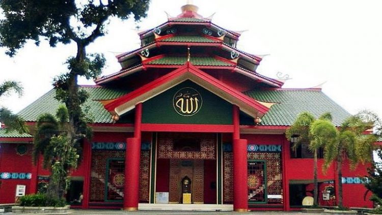 Masjid Muhammad Cheng Hoo via Detik, 1. Wisata Monumen Pahlawan, 2. Wisata patung Buddha dengan Empat Wajah , 3. Wisata Jembatan Merah , 4. Wisata Monumen Kapal Selam di Surabaya, 5. Taman Harmoni Keputih, 6. Wisata Museum WR. Soepratman , 7. Wisata Kelenteng Hong Tiek Hian, 8. Wisata Jembatan Suramadu, 9. Wisata Rumah Batik, 10. Wisata Monumen Bambu Runcing , 11. Wisata Ciputra Waterpark (Tutup), 12. Wisata Kebun Binatang Surabaya , 13. Wisata Hutan Mangrove Wonorejo, 14. Wisata Pantai Kenjeran, 15. Wisata Pasar Bunga Bratang , 16. Wisata Masjid Nasional Al-Akbar di Surabaya, 17. Wisata Gereja Perawan Maria Tak Berdosa , 18. Wisata Taman Bungkul , 19. Wisata Taman Apsari , 20. Taman Dr. Soetomo (Taman Korea) , 21. Wisata Taman Mayangkara di Surabaya, 22. Wisata Taman Pelangi , 23. Wisata Taman Mundu , 24. Taman Buah Undaan di Surabaya, 25. Wisata Taman Prestasi di Surabaya, 26. Wisata House of Sampoerna , 27. Surabaya North Quay, 28. Taman Gantung Surabaya, 29. Monumen Suroboyo – Suroboyo Park, 30. Jembatan Biru Kenjeran Surabaya, 31. Food Junction Grand Pakuwon, 32. Skate & BMX Surabaya, 33. Waterpark Kenjeran – Ria Beach Kenjeran, 34. Arca Joko Dolog Surabaya, 35. Monumen Patung Gubernur Suryo, 36. Masjid Ampel Surabaya, 37. Perpustakaan Bank Indonesia, 38. Kebun Bibit Wonorejo, 39. Museum Kesehatan Dr. Adhyatma, 40. Jalan Kembang Jepun, 41. THR (Taman Hiburan Rakyat), 42. Masjid Muhammad Cheng Hoo, 43. Kebun Bibit Ngagel Jaya (Kebun Bibit Wonorejo 2), 44. Museum Surabaya (Gedung Siola), 45. Monumen Jalesveva Jayamahe, 45. Taman Kenjeran Surabaya, 46. Jalan Tunjungan Surabaya, 47. Kampung Bulak Surabaya, 48. Gereja Kepanjen, Surabaya, 49. Klenteng Sanggar Agung, 50. Taman Sakura Keputih, 51. Suroboyo Carnival Park (Tutup), 52. G Walk Surabaya, 53. Hutan Bambu Keputih, 54. De Mata Trick Eye Museum (Tutup), 55. Kebun Bibit Surabaya, 56. Taman Pertanian Terpadu Balas Klumprik, 57. Kota Tua Surabaya, 58. Taman Cahaya, 59. Surya Park