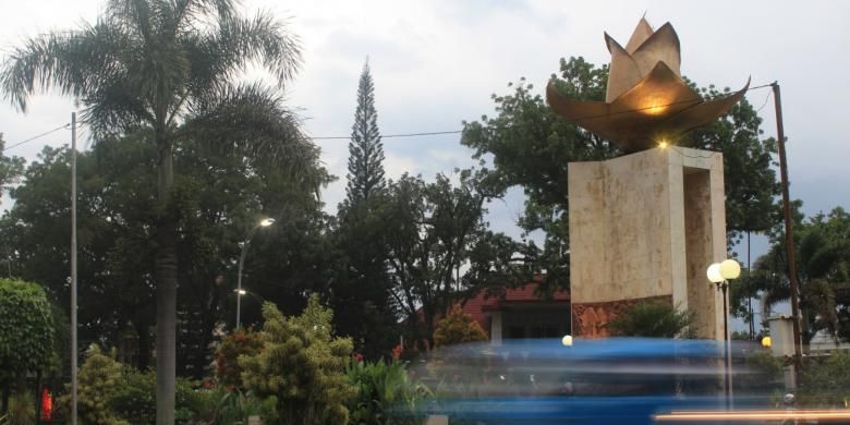 Monumen Melati Kota Malang via Kompas, 1. Wisata Pantai Batu Bengkung Malang, 2. Wisata Batu Night Spectacular (BNS) Malang, 3. Wisata Jatim Park 1, 4. Wahana Wisata Jatim Park 2 Malang, 5. Alun-alun kota Malang, 6. Wisata Petik Apel Malang, 7. Masjid Tiban Malang, 8. Wisata Alam Air Terjun Coban Rondo Malang, 9. Wahana Wisata Eco Green Park Malang, 10. Wisata Museum Angkut Malang, 11. Wisata Pulau Sempu Malang, 12. Wisata Pantai Balekambang Malang, 13. Objek Wisata Bendungan Karangkates Malang, 14. Wahana Wisata Wendit Water Park Malang, 15. Tempat wisata Alam Selecta Malang, 16. Objek Wisata Agrowisata Wonosari Malang, 17. Wahana Wisata Taman Rekreasi Sengkaling Malang, 18. Wisata Kuliner dan Edukasi di Inggil Museum Resto Malang, 19. Wisata Alam Menikmati Kecantikan Alam Ala Omah kayu Malang, 20. Objek Wisata Uji Adrenalin Wisata Paralayang Malang, 21. Wisata Alam 7 Air Terjun Sumber Pitu Malang, 22. Berwisata Menikmati Keperawanan Pantai Sipelot Malang, 23. Tempat Wisata Edukasi Museum Kesehatan Jiwa Malang, 24. Wisata Alam Sumber Air Krabyakan Malang, 25. Wisata Pantai Ngliyep nan Indah di Malang, 26. Wisata Sejarah di Museum D’Topeng Malang, 27. Objek Wisata Panen Madu di Agro Tawon Rimba Raya Malang, 28. Wisata Sejarah Gerbong Maut di Museum Brawijaya Malang, 29. Wisata Edukasi Museum Malang Tempo Doeloe, 30. Objek Wisata Pemandian Air Panas Cangar Batu Malang, 31. Objek Wisata Secret zoo Kebun Binatang Batu Malang, 32. Tempat Wisata Kuliner Es Krim Legendaris di Toko Oen Malang, 33. Mata Air Sumber Sirah, 34. Coban Nirwana atau Coban Mbok Karimah, 35. Pemandian Kalireco Lawang, 36. Teluk Bidadari, 37. Banyu Anjlok, 38. Wisata Tubing Wringinanom, 39. Coban Tundo, 40. Pantai Kedung Celeng, 41. Air Terjun Coban Pelangi, 42. Gua Lo Bangi, 43. Ndayung Rafting, 44. Waduk Selorejo Malang, 45. Pantai Tiga Warna Malang, 46. Teluk Kletekan Malang, 47. Pantai Lenggoksono Malang, 48. Pantai Bajul Mati Malang, 49. Jawa Timur Park 3, 50. Kampung Warna Warni Jodipan, 51. Candi Badut, 51. Sumber Jenon, 52. Wisata Pujon Kidul, 53. Pantai Sendang Biru, 54. Hawai Waterpark, 55. Pura Luhur Giri Arjuno, 56. Museum Tubuh, 57. Kusuma Waterpark, 58. Candi Songgoriti, 59. Taman Singha Merjosari, 60. Taman Kelinci, 61. Candi Singosari, 62. Pura Luhur Giri Arjuno, 63. Masjid Agung Malang, 64. Masjid Annur Batu, 65. Coban Rais, 66. River Tubing di Sungai Amprong, 67. Sumber Maron, 68. Coban Jahe, 69. Coban Talun, 70. Coban Parang Tejo, 71. Coban Gintung, 72. Coban Sewu, 73. Coban Putri, 74. Rafting Kaliwatu, 75. Sumber Taman, 76. Bukit Bulu, 77. De Tjangkul Batu, 78. Taman Labirin Coban Rondo, 79. Bukit Binglis, 80. Bukit Cinta, 81. Bukit Bintang, 82. Bukit Teletubbies, 83. Bukit Asmoro, 84. Bukit Budug Asu, 85. Pantai Banyu Meneng, 86. Pantai Selok, 87. Pantai Sendiki, 88. Pantai Goa Cina, 89. Pantai Sendang Biru, 90. Pantai Watu Leter, 91. Pantai Wedi Awu, 92. Pantai Jonggring Saloko, 93. Pantai Wedi Putih, 94. Pantai Bangsong, 95. Pantai Teluk Asmoro, 96. Pantai Telok, 97. Pantai Parang Dowo, 98. Pantai Jolangkung, 99. Pantai Tomen