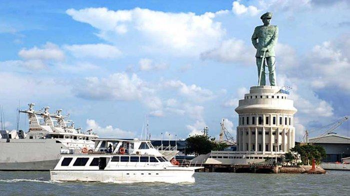 Monumen Jalesveva Jayamahe via Tribunnewswiki, 1. Wisata Monumen Pahlawan, 2. Wisata patung Buddha dengan Empat Wajah , 3. Wisata Jembatan Merah , 4. Wisata Monumen Kapal Selam di Surabaya, 5. Taman Harmoni Keputih, 6. Wisata Museum WR. Soepratman , 7. Wisata Kelenteng Hong Tiek Hian, 8. Wisata Jembatan Suramadu, 9. Wisata Rumah Batik, 10. Wisata Monumen Bambu Runcing , 11. Wisata Ciputra Waterpark (Tutup), 12. Wisata Kebun Binatang Surabaya , 13. Wisata Hutan Mangrove Wonorejo, 14. Wisata Pantai Kenjeran, 15. Wisata Pasar Bunga Bratang , 16. Wisata Masjid Nasional Al-Akbar di Surabaya, 17. Wisata Gereja Perawan Maria Tak Berdosa , 18. Wisata Taman Bungkul , 19. Wisata Taman Apsari , 20. Taman Dr. Soetomo (Taman Korea) , 21. Wisata Taman Mayangkara di Surabaya, 22. Wisata Taman Pelangi , 23. Wisata Taman Mundu , 24. Taman Buah Undaan di Surabaya, 25. Wisata Taman Prestasi di Surabaya, 26. Wisata House of Sampoerna , 27. Surabaya North Quay, 28. Taman Gantung Surabaya, 29. Monumen Suroboyo – Suroboyo Park, 30. Jembatan Biru Kenjeran Surabaya, 31. Food Junction Grand Pakuwon, 32. Skate & BMX Surabaya, 33. Waterpark Kenjeran – Ria Beach Kenjeran, 34. Arca Joko Dolog Surabaya, 35. Monumen Patung Gubernur Suryo, 36. Masjid Ampel Surabaya, 37. Perpustakaan Bank Indonesia, 38. Kebun Bibit Wonorejo, 39. Museum Kesehatan Dr. Adhyatma, 40. Jalan Kembang Jepun, 41. THR (Taman Hiburan Rakyat), 42. Masjid Muhammad Cheng Hoo, 43. Kebun Bibit Ngagel Jaya (Kebun Bibit Wonorejo 2), 44. Museum Surabaya (Gedung Siola), 45. Monumen Jalesveva Jayamahe, 45. Taman Kenjeran Surabaya, 46. Jalan Tunjungan Surabaya, 47. Kampung Bulak Surabaya, 48. Gereja Kepanjen, Surabaya, 49. Klenteng Sanggar Agung, 50. Taman Sakura Keputih, 51. Suroboyo Carnival Park (Tutup), 52. G Walk Surabaya, 53. Hutan Bambu Keputih, 54. De Mata Trick Eye Museum (Tutup), 55. Kebun Bibit Surabaya, 56. Taman Pertanian Terpadu Balas Klumprik, 57. Kota Tua Surabaya, 58. Taman Cahaya, 59. Surya Park