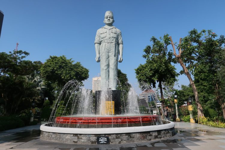 Monumen Patung Gubernur Suryo via Travelcoffeehot, 1. Wisata Monumen Pahlawan, 2. Wisata patung Buddha dengan Empat Wajah , 3. Wisata Jembatan Merah , 4. Wisata Monumen Kapal Selam di Surabaya, 5. Taman Harmoni Keputih, 6. Wisata Museum WR. Soepratman , 7. Wisata Kelenteng Hong Tiek Hian, 8. Wisata Jembatan Suramadu, 9. Wisata Rumah Batik, 10. Wisata Monumen Bambu Runcing , 11. Wisata Ciputra Waterpark (Tutup), 12. Wisata Kebun Binatang Surabaya , 13. Wisata Hutan Mangrove Wonorejo, 14. Wisata Pantai Kenjeran, 15. Wisata Pasar Bunga Bratang , 16. Wisata Masjid Nasional Al-Akbar di Surabaya, 17. Wisata Gereja Perawan Maria Tak Berdosa , 18. Wisata Taman Bungkul , 19. Wisata Taman Apsari , 20. Taman Dr. Soetomo (Taman Korea) , 21. Wisata Taman Mayangkara di Surabaya, 22. Wisata Taman Pelangi , 23. Wisata Taman Mundu , 24. Taman Buah Undaan di Surabaya, 25. Wisata Taman Prestasi di Surabaya, 26. Wisata House of Sampoerna , 27. Surabaya North Quay, 28. Taman Gantung Surabaya, 29. Monumen Suroboyo – Suroboyo Park, 30. Jembatan Biru Kenjeran Surabaya, 31. Food Junction Grand Pakuwon, 32. Skate & BMX Surabaya, 33. Waterpark Kenjeran – Ria Beach Kenjeran, 34. Arca Joko Dolog Surabaya, 35. Monumen Patung Gubernur Suryo, 36. Masjid Ampel Surabaya, 37. Perpustakaan Bank Indonesia, 38. Kebun Bibit Wonorejo, 39. Museum Kesehatan Dr. Adhyatma, 40. Jalan Kembang Jepun, 41. THR (Taman Hiburan Rakyat), 42. Masjid Muhammad Cheng Hoo, 43. Kebun Bibit Ngagel Jaya (Kebun Bibit Wonorejo 2), 44. Museum Surabaya (Gedung Siola), 45. Monumen Jalesveva Jayamahe, 45. Taman Kenjeran Surabaya, 46. Jalan Tunjungan Surabaya, 47. Kampung Bulak Surabaya, 48. Gereja Kepanjen, Surabaya, 49. Klenteng Sanggar Agung, 50. Taman Sakura Keputih, 51. Suroboyo Carnival Park (Tutup), 52. G Walk Surabaya, 53. Hutan Bambu Keputih, 54. De Mata Trick Eye Museum (Tutup), 55. Kebun Bibit Surabaya, 56. Taman Pertanian Terpadu Balas Klumprik, 57. Kota Tua Surabaya, 58. Taman Cahaya, 59. Surya Park