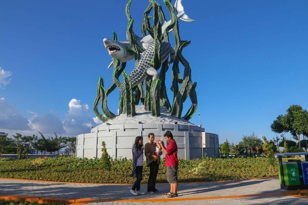 Monumen Suroboyo via Detik, 1. Wisata Monumen Pahlawan, 2. Wisata patung Buddha dengan Empat Wajah , 3. Wisata Jembatan Merah , 4. Wisata Monumen Kapal Selam di Surabaya, 5. Taman Harmoni Keputih, 6. Wisata Museum WR. Soepratman , 7. Wisata Kelenteng Hong Tiek Hian, 8. Wisata Jembatan Suramadu, 9. Wisata Rumah Batik, 10. Wisata Monumen Bambu Runcing , 11. Wisata Ciputra Waterpark (Tutup), 12. Wisata Kebun Binatang Surabaya , 13. Wisata Hutan Mangrove Wonorejo, 14. Wisata Pantai Kenjeran, 15. Wisata Pasar Bunga Bratang , 16. Wisata Masjid Nasional Al-Akbar di Surabaya, 17. Wisata Gereja Perawan Maria Tak Berdosa , 18. Wisata Taman Bungkul , 19. Wisata Taman Apsari , 20. Taman Dr. Soetomo (Taman Korea) , 21. Wisata Taman Mayangkara di Surabaya, 22. Wisata Taman Pelangi , 23. Wisata Taman Mundu , 24. Taman Buah Undaan di Surabaya, 25. Wisata Taman Prestasi di Surabaya, 26. Wisata House of Sampoerna , 27. Surabaya North Quay, 28. Taman Gantung Surabaya, 29. Monumen Suroboyo – Suroboyo Park, 30. Jembatan Biru Kenjeran Surabaya, 31. Food Junction Grand Pakuwon, 32. Skate & BMX Surabaya, 33. Waterpark Kenjeran – Ria Beach Kenjeran, 34. Arca Joko Dolog Surabaya, 35. Monumen Patung Gubernur Suryo, 36. Masjid Ampel Surabaya, 37. Perpustakaan Bank Indonesia, 38. Kebun Bibit Wonorejo, 39. Museum Kesehatan Dr. Adhyatma, 40. Jalan Kembang Jepun, 41. THR (Taman Hiburan Rakyat), 42. Masjid Muhammad Cheng Hoo, 43. Kebun Bibit Ngagel Jaya (Kebun Bibit Wonorejo 2), 44. Museum Surabaya (Gedung Siola), 45. Monumen Jalesveva Jayamahe, 45. Taman Kenjeran Surabaya, 46. Jalan Tunjungan Surabaya, 47. Kampung Bulak Surabaya, 48. Gereja Kepanjen, Surabaya, 49. Klenteng Sanggar Agung, 50. Taman Sakura Keputih, 51. Suroboyo Carnival Park (Tutup), 52. G Walk Surabaya, 53. Hutan Bambu Keputih, 54. De Mata Trick Eye Museum (Tutup), 55. Kebun Bibit Surabaya, 56. Taman Pertanian Terpadu Balas Klumprik, 57. Kota Tua Surabaya, 58. Taman Cahaya, 59. Surya Park