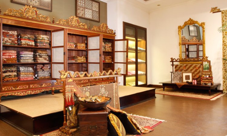 Museum Batik Danar Hadi, 1. Grojogan Sewu Tawangmangu, 2. Pandawa Water World Solo Baru, 3. Taman Balekambang, 4. Keraton Surakarta, 5. Wisata Tugu Lilin di Solo , 6. Air Terjun Jumog, 7. Taman Sriwedari, 8. Kampoeng Batik Kauman, 9. Pasar Klewer, 10. Tempat Wisata di Solo – Museum Manusia Purba Sangiran, 11. Tempat Wisata di Solo – Pura Mangkunegaran, 12. Monumen Pers, 13. Galabo Solo, 14. Tempat Wisata di Solo – Kebun Binatang Taru Jurug, 15. Ngarsopuro Night Market Solo, 16. Alun-Alun Kidul Surakarta, 17. Tempat Wisata di Solo – Dalem Kalitan, 18. Tempat Wisata di Solo – Taman Cerdas, 19. Masjid Al-Wustho Mangkunegaran, 20. Bendungan Karet Tirtonadi, 21. The Heritage Palace, 22. Lokananta Recording Audio & Video Cassette, 23. Trans Studio Mini Solo, 24. Museum Batik Danar Hadi, 25. Loji Gandrung, 26. Museum Radya Pustaka, 27. Pasar Antik Triwindu, 28. Benteng Vastenburg Fort, 29. Agrowisata Amanah, Karanganyar, 30. Agrowisata Sondokoro, Karanganyar, 31. Bukit Hope, Karanganyar (Tutup), 32. Bumi Perkemahan Sekipan, Karanganyar, 33. Candi Cetho, Karanganyar, 34. Candi Sukuh, Karanganyar, 35. Edupark Intan Pari, Karanganyar, 36. Kebun Strawberry, Karanganyar, 37. Paralayang Segoro Gunung, Karanganyar, 38. Rumah Pohon Banyu Anyep (Tutup), 39. Taman Bintang Kemuning, Ngargoyoso, Karanganyar, 40. Telaga Madirda, Karanganyar, 41. Bukit Cumbri, Wonogiri, 42. Gantole Wonogiri, 43. Batu Seribu, Sukoharjo, 44. Bendungan Colo, Sukoharjo, 45. Gardu Pandang Bukit Batur Suroteleng, 46. Bukit Gancik, 47. Tretes Taman Tani (Tutup), 48. De Tjolomadoe, 49. Rumah Atsiri Indonesia, 50. Pantai Karang Payung, 51. Tumurun Private Museum, 52. River Moon Pusur, 53. Museum R Hamong Wardoyo, 54. Sepur Kluthuk Jaladara, 55. Koridor Singosaren, 56. Ndalem Gondosuli, 57. Grojogan Selondo, 58. Taman Hutan Rakyat Ngargoyoso, 59. Candi Plaosan, 60. Umbul Ponggok, 61. Umbul Cokro Tulung, 62. Omah Jungkir, 63. Telaga Biru, 64. Randubang, 65. Pasar Gede Hardjonagoro, 66. Solo Grand Mall, 67. Pusat Grosir Solo, 68. Taman Bunga Bono, Klaten, 69. Umbul Kapilaler, Klaten, 70. Bukit Gancik, Selo, Boyolali, 71. Lembah Gunung Madu, Boyolali, 72. Objek Wisata Tlatar, Boyolali, 73. Obyek Wisata Air Cokro, 74. Museum Samanhudi, 75. Air Terjun Parang Ijo, 76. Museum Keris, 77. Vihara Dhamma Sundara