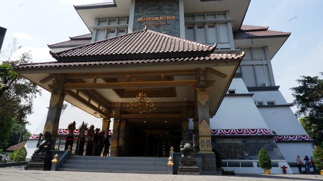 Museum Keris via Liputan6, 1. Grojogan Sewu Tawangmangu, 2. Pandawa Water World Solo Baru, 3. Taman Balekambang, 4. Keraton Surakarta, 5. Wisata Tugu Lilin di Solo , 6. Air Terjun Jumog, 7. Taman Sriwedari, 8. Kampoeng Batik Kauman, 9. Pasar Klewer, 10. Tempat Wisata di Solo – Museum Manusia Purba Sangiran, 11. Tempat Wisata di Solo – Pura Mangkunegaran, 12. Monumen Pers, 13. Galabo Solo, 14. Tempat Wisata di Solo – Kebun Binatang Taru Jurug, 15. Ngarsopuro Night Market Solo, 16. Alun-Alun Kidul Surakarta, 17. Tempat Wisata di Solo – Dalem Kalitan, 18. Tempat Wisata di Solo – Taman Cerdas, 19. Masjid Al-Wustho Mangkunegaran, 20. Bendungan Karet Tirtonadi, 21. The Heritage Palace, 22. Lokananta Recording Audio & Video Cassette, 23. Trans Studio Mini Solo, 24. Museum Batik Danar Hadi, 25. Loji Gandrung, 26. Museum Radya Pustaka, 27. Pasar Antik Triwindu, 28. Benteng Vastenburg Fort, 29. Agrowisata Amanah, Karanganyar, 30. Agrowisata Sondokoro, Karanganyar, 31. Bukit Hope, Karanganyar (Tutup), 32. Bumi Perkemahan Sekipan, Karanganyar, 33. Candi Cetho, Karanganyar, 34. Candi Sukuh, Karanganyar, 35. Edupark Intan Pari, Karanganyar, 36. Kebun Strawberry, Karanganyar, 37. Paralayang Segoro Gunung, Karanganyar, 38. Rumah Pohon Banyu Anyep (Tutup), 39. Taman Bintang Kemuning, Ngargoyoso, Karanganyar, 40. Telaga Madirda, Karanganyar, 41. Bukit Cumbri, Wonogiri, 42. Gantole Wonogiri, 43. Batu Seribu, Sukoharjo, 44. Bendungan Colo, Sukoharjo, 45. Gardu Pandang Bukit Batur Suroteleng, 46. Bukit Gancik, 47. Tretes Taman Tani (Tutup), 48. De Tjolomadoe, 49. Rumah Atsiri Indonesia, 50. Pantai Karang Payung, 51. Tumurun Private Museum, 52. River Moon Pusur, 53. Museum R Hamong Wardoyo, 54. Sepur Kluthuk Jaladara, 55. Koridor Singosaren, 56. Ndalem Gondosuli, 57. Grojogan Selondo, 58. Taman Hutan Rakyat Ngargoyoso, 59. Candi Plaosan, 60. Umbul Ponggok, 61. Umbul Cokro Tulung, 62. Omah Jungkir, 63. Telaga Biru, 64. Randubang, 65. Pasar Gede Hardjonagoro, 66. Solo Grand Mall, 67. Pusat Grosir Solo, 68. Taman Bunga Bono, Klaten, 69. Umbul Kapilaler, Klaten, 70. Bukit Gancik, Selo, Boyolali, 71. Lembah Gunung Madu, Boyolali, 72. Objek Wisata Tlatar, Boyolali, 73. Obyek Wisata Air Cokro, 74. Museum Samanhudi, 75. Air Terjun Parang Ijo, 76. Museum Keris, 77. Vihara Dhamma Sundara