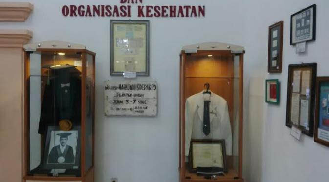 Museum Kesehatan Dr. Adhyatma via Liputan6, 1. Wisata Monumen Pahlawan, 2. Wisata patung Buddha dengan Empat Wajah , 3. Wisata Jembatan Merah , 4. Wisata Monumen Kapal Selam di Surabaya, 5. Taman Harmoni Keputih, 6. Wisata Museum WR. Soepratman , 7. Wisata Kelenteng Hong Tiek Hian, 8. Wisata Jembatan Suramadu, 9. Wisata Rumah Batik, 10. Wisata Monumen Bambu Runcing , 11. Wisata Ciputra Waterpark (Tutup), 12. Wisata Kebun Binatang Surabaya , 13. Wisata Hutan Mangrove Wonorejo, 14. Wisata Pantai Kenjeran, 15. Wisata Pasar Bunga Bratang , 16. Wisata Masjid Nasional Al-Akbar di Surabaya, 17. Wisata Gereja Perawan Maria Tak Berdosa , 18. Wisata Taman Bungkul , 19. Wisata Taman Apsari , 20. Taman Dr. Soetomo (Taman Korea) , 21. Wisata Taman Mayangkara di Surabaya, 22. Wisata Taman Pelangi , 23. Wisata Taman Mundu , 24. Taman Buah Undaan di Surabaya, 25. Wisata Taman Prestasi di Surabaya, 26. Wisata House of Sampoerna , 27. Surabaya North Quay, 28. Taman Gantung Surabaya, 29. Monumen Suroboyo – Suroboyo Park, 30. Jembatan Biru Kenjeran Surabaya, 31. Food Junction Grand Pakuwon, 32. Skate & BMX Surabaya, 33. Waterpark Kenjeran – Ria Beach Kenjeran, 34. Arca Joko Dolog Surabaya, 35. Monumen Patung Gubernur Suryo, 36. Masjid Ampel Surabaya, 37. Perpustakaan Bank Indonesia, 38. Kebun Bibit Wonorejo, 39. Museum Kesehatan Dr. Adhyatma, 40. Jalan Kembang Jepun, 41. THR (Taman Hiburan Rakyat), 42. Masjid Muhammad Cheng Hoo, 43. Kebun Bibit Ngagel Jaya (Kebun Bibit Wonorejo 2), 44. Museum Surabaya (Gedung Siola), 45. Monumen Jalesveva Jayamahe, 45. Taman Kenjeran Surabaya, 46. Jalan Tunjungan Surabaya, 47. Kampung Bulak Surabaya, 48. Gereja Kepanjen, Surabaya, 49. Klenteng Sanggar Agung, 50. Taman Sakura Keputih, 51. Suroboyo Carnival Park (Tutup), 52. G Walk Surabaya, 53. Hutan Bambu Keputih, 54. De Mata Trick Eye Museum (Tutup), 55. Kebun Bibit Surabaya, 56. Taman Pertanian Terpadu Balas Klumprik, 57. Kota Tua Surabaya, 58. Taman Cahaya, 59. Surya Park