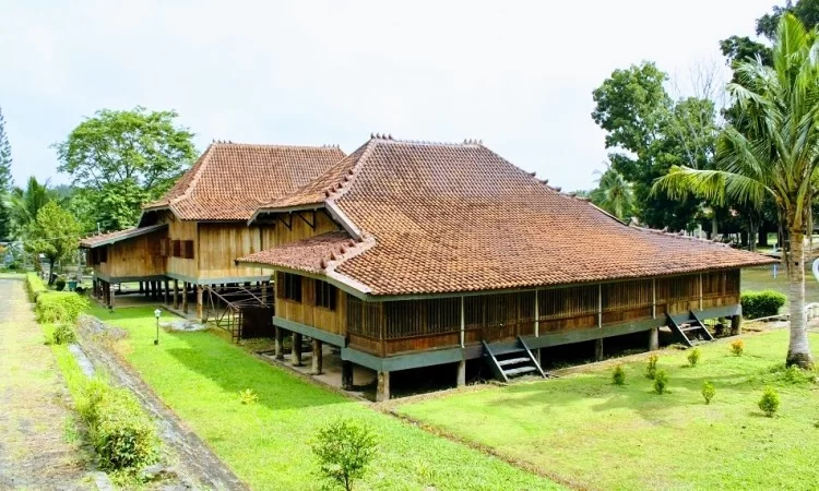 Museum Negeri Balaputra Dewa via Google, 1. Obyek Wisata Jembatan Ampera dan Sungai Musi di Palembang, 2. Tempat Wisata Religi Masjid Cheng Hoo Palembang, 3. Obyek Wisata Bukit Siguntang di Palembang, 4. Tempat Wisata Sejarah Museum Sultan Mahmud Badaruddin II Palembang, 5. Tempat Wisata Sejarah Benteng Kuto Besak di Palembang, 6. Wisata Religi Masjid Agung Sultan Mahmud Badaruddin I Palembang, 7. Objek Wisata Gedung Kantor Walikota Palembang, 8. Tempat Wisata Keluarga Kembang Iwak Family Park di Palembang, 9. Tempat Wisata Alam Hutan Punti Kayu di Palembang, 10. Tempat Wisata Sejarah Taman Purbakala Kerajaan Sriwijaya di Palembang, 11. Tempat Wisata Kuliner Kampung Kapitan di Palembang, 12. Objek Wisata Monumen perjuangan rakyat Palembang, 13. Obyek Wisata Pulau Kemaro di Palembang, 14. Tempat Wisata Alam Air Terjun Lematang Indah , 15. Obyek Wisata Gunung Dempo, 16. Tempat Wisata Alam Air Terjun Bidadari di Lahat, 17. Obyek Wisata Alam Air Terjun Maung (Curup Maung), 18. Tempat Wisata Kuliner Terkenal Martabak HAR di Palembang, 19. Tempat Wisata Kuliner Pempek Candy di Palembang, 20. Tempat Wisata Kuliner Pempek SAGA di Palembang, 21. Arung Jeram Sungai Manna, 22. Waterboom OPI Jakabaring, 23. The Amanzi Waterpark CitraGrand City, 24. Fantasy Island Palembang, 25. Danau Ranau, 26. Kolam Renang Lumban Tirta, 27. Museum Negeri Balaputra Dewa, 28. Kampung Arab Palembang, 29. Rumah Rakit Sungai Musi, 30. Palembang Bird Park, 31. Pelabuhan Tanjung Api-Api, 32. Masjid Lawang Kidul, 33. Tangga 2001, 34. Tugu Belido, 35. Kopi Roda, 36. Bayt Al-Quran Raksasa, 37. Sungai Gerong, 38. Goa Putri, 39. Sekanak Sidewalk, 40. Danau OPI, 41. Museum Tekstil Palembang, 42. Waterpark Danau Tanah Mas, 43. Taman Pelangi, 44. Bukit Golf, 45. Klenteng Chandra Nadi, 46. G Art Studio, 47. Pulau Maspari, 48. Gelora Sriwijaya, 49. Warung Apung Sungai Musi, 50. Air Terjun Kematang Indah, 51. Kebun Teh Dempo
