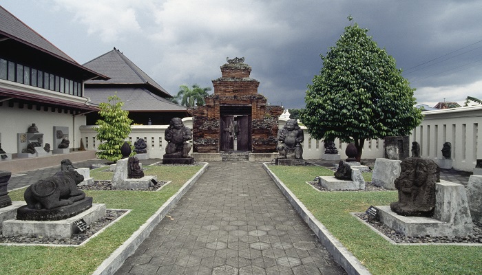 Museum Sonobudoyo Siung Jogja via Sewa Mobil Jogja, 1. Taman Pintar, 2. Tugu Yogya, 3. Keraton Yogya, 4. Museum Sonobudoyo, 5. Titik Nol kilometer, 6. Mesjid Gedhe Kauman, 7. Pasar Beringharjo, 8. Museum Benteng Vredeburg, 9. Sentra Gudeg Wijilan, 10. Alun-alun Kidul, 11. Museum Kereta Kencana Keraton Yogya, 12. The House of Raminten, 13. Istana Air Tamansari Yogyakarta, 14. Kebun Binatang Gembira Loka, 15. Situs Warungboto, 16. Museum De Mata Trick Eye, 17. Alun-alun utara Jogjakarta, 18. Plengkung Gading, 19. Wisata Selfie Park Taman Pule Jogja, 20. Sindu Kusuma Edupark (SKE), 21. Monumen jogja Kembali (Monjali) dan Taman Lampion, 22. Trans Studio Mini, 23. Museum Dirgantara