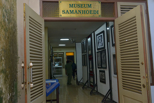 Museum Samanhoedi via Surakartagoid, 1. Grojogan Sewu Tawangmangu, 2. Pandawa Water World Solo Baru, 3. Taman Balekambang, 4. Keraton Surakarta, 5. Wisata Tugu Lilin di Solo , 6. Air Terjun Jumog, 7. Taman Sriwedari, 8. Kampoeng Batik Kauman, 9. Pasar Klewer, 10. Tempat Wisata di Solo – Museum Manusia Purba Sangiran, 11. Tempat Wisata di Solo – Pura Mangkunegaran, 12. Monumen Pers, 13. Galabo Solo, 14. Tempat Wisata di Solo – Kebun Binatang Taru Jurug, 15. Ngarsopuro Night Market Solo, 16. Alun-Alun Kidul Surakarta, 17. Tempat Wisata di Solo – Dalem Kalitan, 18. Tempat Wisata di Solo – Taman Cerdas, 19. Masjid Al-Wustho Mangkunegaran, 20. Bendungan Karet Tirtonadi, 21. The Heritage Palace, 22. Lokananta Recording Audio & Video Cassette, 23. Trans Studio Mini Solo, 24. Museum Batik Danar Hadi, 25. Loji Gandrung, 26. Museum Radya Pustaka, 27. Pasar Antik Triwindu, 28. Benteng Vastenburg Fort, 29. Agrowisata Amanah, Karanganyar, 30. Agrowisata Sondokoro, Karanganyar, 31. Bukit Hope, Karanganyar (Tutup), 32. Bumi Perkemahan Sekipan, Karanganyar, 33. Candi Cetho, Karanganyar, 34. Candi Sukuh, Karanganyar, 35. Edupark Intan Pari, Karanganyar, 36. Kebun Strawberry, Karanganyar, 37. Paralayang Segoro Gunung, Karanganyar, 38. Rumah Pohon Banyu Anyep (Tutup), 39. Taman Bintang Kemuning, Ngargoyoso, Karanganyar, 40. Telaga Madirda, Karanganyar, 41. Bukit Cumbri, Wonogiri, 42. Gantole Wonogiri, 43. Batu Seribu, Sukoharjo, 44. Bendungan Colo, Sukoharjo, 45. Gardu Pandang Bukit Batur Suroteleng, 46. Bukit Gancik, 47. Tretes Taman Tani (Tutup), 48. De Tjolomadoe, 49. Rumah Atsiri Indonesia, 50. Pantai Karang Payung, 51. Tumurun Private Museum, 52. River Moon Pusur, 53. Museum R Hamong Wardoyo, 54. Sepur Kluthuk Jaladara, 55. Koridor Singosaren, 56. Ndalem Gondosuli, 57. Grojogan Selondo, 58. Taman Hutan Rakyat Ngargoyoso, 59. Candi Plaosan, 60. Umbul Ponggok, 61. Umbul Cokro Tulung, 62. Omah Jungkir, 63. Telaga Biru, 64. Randubang, 65. Pasar Gede Hardjonagoro, 66. Solo Grand Mall, 67. Pusat Grosir Solo, 68. Taman Bunga Bono, Klaten, 69. Umbul Kapilaler, Klaten, 70. Bukit Gancik, Selo, Boyolali, 71. Lembah Gunung Madu, Boyolali, 72. Objek Wisata Tlatar, Boyolali, 73. Obyek Wisata Air Cokro, 74. Museum Samanhudi, 75. Air Terjun Parang Ijo, 76. Museum Keris, 77. Vihara Dhamma Sundara