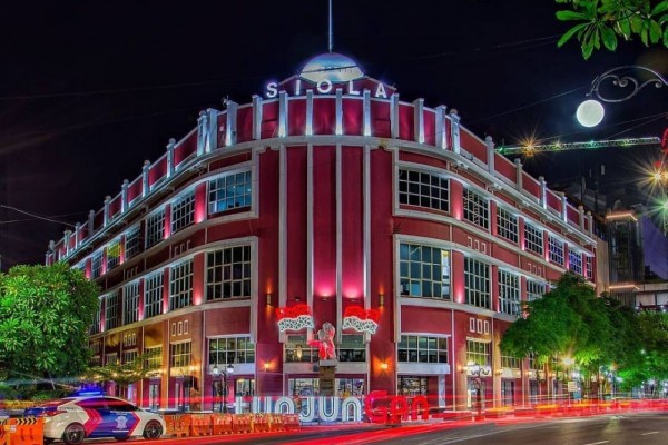Museum Surabaya (Gedung Siola), 1. Wisata Monumen Pahlawan, 2. Wisata patung Buddha dengan Empat Wajah , 3. Wisata Jembatan Merah , 4. Wisata Monumen Kapal Selam di Surabaya, 5. Taman Harmoni Keputih, 6. Wisata Museum WR. Soepratman , 7. Wisata Kelenteng Hong Tiek Hian, 8. Wisata Jembatan Suramadu, 9. Wisata Rumah Batik, 10. Wisata Monumen Bambu Runcing , 11. Wisata Ciputra Waterpark (Tutup), 12. Wisata Kebun Binatang Surabaya , 13. Wisata Hutan Mangrove Wonorejo, 14. Wisata Pantai Kenjeran, 15. Wisata Pasar Bunga Bratang , 16. Wisata Masjid Nasional Al-Akbar di Surabaya, 17. Wisata Gereja Perawan Maria Tak Berdosa , 18. Wisata Taman Bungkul , 19. Wisata Taman Apsari , 20. Taman Dr. Soetomo (Taman Korea) , 21. Wisata Taman Mayangkara di Surabaya, 22. Wisata Taman Pelangi , 23. Wisata Taman Mundu , 24. Taman Buah Undaan di Surabaya, 25. Wisata Taman Prestasi di Surabaya, 26. Wisata House of Sampoerna , 27. Surabaya North Quay, 28. Taman Gantung Surabaya, 29. Monumen Suroboyo – Suroboyo Park, 30. Jembatan Biru Kenjeran Surabaya, 31. Food Junction Grand Pakuwon, 32. Skate & BMX Surabaya, 33. Waterpark Kenjeran – Ria Beach Kenjeran, 34. Arca Joko Dolog Surabaya, 35. Monumen Patung Gubernur Suryo, 36. Masjid Ampel Surabaya, 37. Perpustakaan Bank Indonesia, 38. Kebun Bibit Wonorejo, 39. Museum Kesehatan Dr. Adhyatma, 40. Jalan Kembang Jepun, 41. THR (Taman Hiburan Rakyat), 42. Masjid Muhammad Cheng Hoo, 43. Kebun Bibit Ngagel Jaya (Kebun Bibit Wonorejo 2), 44. Museum Surabaya (Gedung Siola), 45. Monumen Jalesveva Jayamahe, 45. Taman Kenjeran Surabaya, 46. Jalan Tunjungan Surabaya, 47. Kampung Bulak Surabaya, 48. Gereja Kepanjen, Surabaya, 49. Klenteng Sanggar Agung, 50. Taman Sakura Keputih, 51. Suroboyo Carnival Park (Tutup), 52. G Walk Surabaya, 53. Hutan Bambu Keputih, 54. De Mata Trick Eye Museum (Tutup), 55. Kebun Bibit Surabaya, 56. Taman Pertanian Terpadu Balas Klumprik, 57. Kota Tua Surabaya, 58. Taman Cahaya, 59. Surya Park