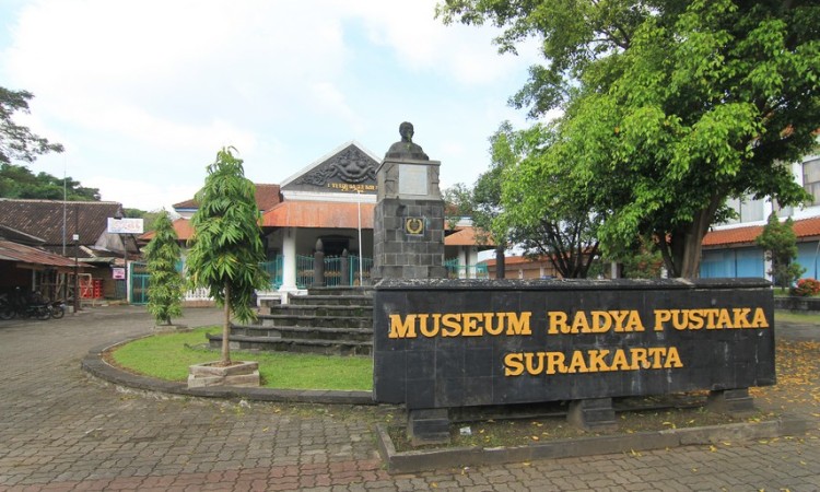 Museum Radya Pustaka, 1. Grojogan Sewu Tawangmangu, 2. Pandawa Water World Solo Baru, 3. Taman Balekambang, 4. Keraton Surakarta, 5. Wisata Tugu Lilin di Solo , 6. Air Terjun Jumog, 7. Taman Sriwedari, 8. Kampoeng Batik Kauman, 9. Pasar Klewer, 10. Tempat Wisata di Solo – Museum Manusia Purba Sangiran, 11. Tempat Wisata di Solo – Pura Mangkunegaran, 12. Monumen Pers, 13. Galabo Solo, 14. Tempat Wisata di Solo – Kebun Binatang Taru Jurug, 15. Ngarsopuro Night Market Solo, 16. Alun-Alun Kidul Surakarta, 17. Tempat Wisata di Solo – Dalem Kalitan, 18. Tempat Wisata di Solo – Taman Cerdas, 19. Masjid Al-Wustho Mangkunegaran, 20. Bendungan Karet Tirtonadi, 21. The Heritage Palace, 22. Lokananta Recording Audio & Video Cassette, 23. Trans Studio Mini Solo, 24. Museum Batik Danar Hadi, 25. Loji Gandrung, 26. Museum Radya Pustaka, 27. Pasar Antik Triwindu, 28. Benteng Vastenburg Fort, 29. Agrowisata Amanah, Karanganyar, 30. Agrowisata Sondokoro, Karanganyar, 31. Bukit Hope, Karanganyar (Tutup), 32. Bumi Perkemahan Sekipan, Karanganyar, 33. Candi Cetho, Karanganyar, 34. Candi Sukuh, Karanganyar, 35. Edupark Intan Pari, Karanganyar, 36. Kebun Strawberry, Karanganyar, 37. Paralayang Segoro Gunung, Karanganyar, 38. Rumah Pohon Banyu Anyep (Tutup), 39. Taman Bintang Kemuning, Ngargoyoso, Karanganyar, 40. Telaga Madirda, Karanganyar, 41. Bukit Cumbri, Wonogiri, 42. Gantole Wonogiri, 43. Batu Seribu, Sukoharjo, 44. Bendungan Colo, Sukoharjo, 45. Gardu Pandang Bukit Batur Suroteleng, 46. Bukit Gancik, 47. Tretes Taman Tani (Tutup), 48. De Tjolomadoe, 49. Rumah Atsiri Indonesia, 50. Pantai Karang Payung, 51. Tumurun Private Museum, 52. River Moon Pusur, 53. Museum R Hamong Wardoyo, 54. Sepur Kluthuk Jaladara, 55. Koridor Singosaren, 56. Ndalem Gondosuli, 57. Grojogan Selondo, 58. Taman Hutan Rakyat Ngargoyoso, 59. Candi Plaosan, 60. Umbul Ponggok, 61. Umbul Cokro Tulung, 62. Omah Jungkir, 63. Telaga Biru, 64. Randubang, 65. Pasar Gede Hardjonagoro, 66. Solo Grand Mall, 67. Pusat Grosir Solo, 68. Taman Bunga Bono, Klaten, 69. Umbul Kapilaler, Klaten, 70. Bukit Gancik, Selo, Boyolali, 71. Lembah Gunung Madu, Boyolali, 72. Objek Wisata Tlatar, Boyolali, 73. Obyek Wisata Air Cokro, 74. Museum Samanhudi, 75. Air Terjun Parang Ijo, 76. Museum Keris, 77. Vihara Dhamma Sundara