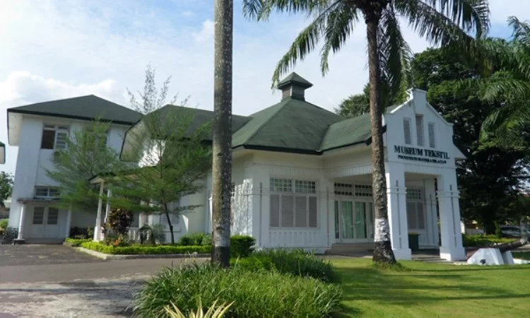 Museum Tekstil Palembang via Flickr @Balaputradewa, 1. Obyek Wisata Jembatan Ampera dan Sungai Musi di Palembang, 2. Tempat Wisata Religi Masjid Cheng Hoo Palembang, 3. Obyek Wisata Bukit Siguntang di Palembang, 4. Tempat Wisata Sejarah Museum Sultan Mahmud Badaruddin II Palembang, 5. Tempat Wisata Sejarah Benteng Kuto Besak di Palembang, 6. Wisata Religi Masjid Agung Sultan Mahmud Badaruddin I Palembang, 7. Objek Wisata Gedung Kantor Walikota Palembang, 8. Tempat Wisata Keluarga Kembang Iwak Family Park di Palembang, 9. Tempat Wisata Alam Hutan Punti Kayu di Palembang, 10. Tempat Wisata Sejarah Taman Purbakala Kerajaan Sriwijaya di Palembang, 11. Tempat Wisata Kuliner Kampung Kapitan di Palembang, 12. Objek Wisata Monumen perjuangan rakyat Palembang, 13. Obyek Wisata Pulau Kemaro di Palembang, 14. Tempat Wisata Alam Air Terjun Lematang Indah , 15. Obyek Wisata Gunung Dempo, 16. Tempat Wisata Alam Air Terjun Bidadari di Lahat, 17. Obyek Wisata Alam Air Terjun Maung (Curup Maung), 18. Tempat Wisata Kuliner Terkenal Martabak HAR di Palembang, 19. Tempat Wisata Kuliner Pempek Candy di Palembang, 20. Tempat Wisata Kuliner Pempek SAGA di Palembang, 21. Arung Jeram Sungai Manna, 22. Waterboom OPI Jakabaring, 23. The Amanzi Waterpark CitraGrand City, 24. Fantasy Island Palembang, 25. Danau Ranau, 26. Kolam Renang Lumban Tirta, 27. Museum Negeri Balaputra Dewa, 28. Kampung Arab Palembang, 29. Rumah Rakit Sungai Musi, 30. Palembang Bird Park, 31. Pelabuhan Tanjung Api-Api, 32. Masjid Lawang Kidul, 33. Tangga 2001, 34. Tugu Belido, 35. Kopi Roda, 36. Bayt Al-Quran Raksasa, 37. Sungai Gerong, 38. Goa Putri, 39. Sekanak Sidewalk, 40. Danau OPI, 41. Museum Tekstil Palembang, 42. Waterpark Danau Tanah Mas, 43. Taman Pelangi, 44. Bukit Golf, 45. Klenteng Chandra Nadi, 46. G Art Studio, 47. Pulau Maspari, 48. Gelora Sriwijaya, 49. Warung Apung Sungai Musi, 50. Air Terjun Kematang Indah, 51. Kebun Teh Dempo