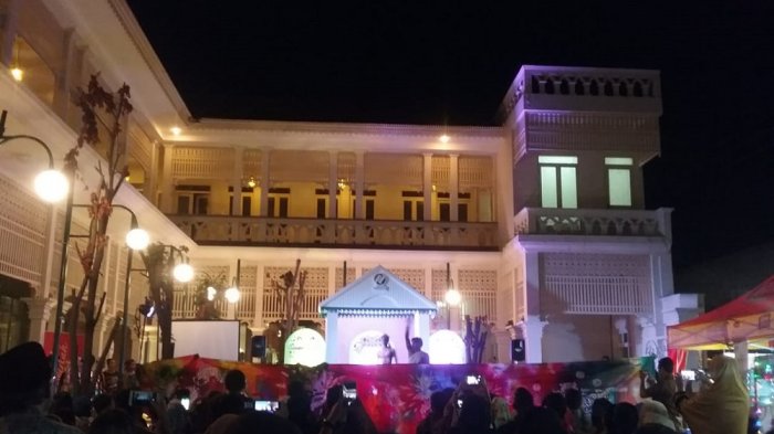 Ndalem Gondosuli via Tribunnews, 1. Grojogan Sewu Tawangmangu, 2. Pandawa Water World Solo Baru, 3. Taman Balekambang, 4. Keraton Surakarta, 5. Wisata Tugu Lilin di Solo , 6. Air Terjun Jumog, 7. Taman Sriwedari, 8. Kampoeng Batik Kauman, 9. Pasar Klewer, 10. Tempat Wisata di Solo – Museum Manusia Purba Sangiran, 11. Tempat Wisata di Solo – Pura Mangkunegaran, 12. Monumen Pers, 13. Galabo Solo, 14. Tempat Wisata di Solo – Kebun Binatang Taru Jurug, 15. Ngarsopuro Night Market Solo, 16. Alun-Alun Kidul Surakarta, 17. Tempat Wisata di Solo – Dalem Kalitan, 18. Tempat Wisata di Solo – Taman Cerdas, 19. Masjid Al-Wustho Mangkunegaran, 20. Bendungan Karet Tirtonadi, 21. The Heritage Palace, 22. Lokananta Recording Audio & Video Cassette, 23. Trans Studio Mini Solo, 24. Museum Batik Danar Hadi, 25. Loji Gandrung, 26. Museum Radya Pustaka, 27. Pasar Antik Triwindu, 28. Benteng Vastenburg Fort, 29. Agrowisata Amanah, Karanganyar, 30. Agrowisata Sondokoro, Karanganyar, 31. Bukit Hope, Karanganyar (Tutup), 32. Bumi Perkemahan Sekipan, Karanganyar, 33. Candi Cetho, Karanganyar, 34. Candi Sukuh, Karanganyar, 35. Edupark Intan Pari, Karanganyar, 36. Kebun Strawberry, Karanganyar, 37. Paralayang Segoro Gunung, Karanganyar, 38. Rumah Pohon Banyu Anyep (Tutup), 39. Taman Bintang Kemuning, Ngargoyoso, Karanganyar, 40. Telaga Madirda, Karanganyar, 41. Bukit Cumbri, Wonogiri, 42. Gantole Wonogiri, 43. Batu Seribu, Sukoharjo, 44. Bendungan Colo, Sukoharjo, 45. Gardu Pandang Bukit Batur Suroteleng, 46. Bukit Gancik, 47. Tretes Taman Tani (Tutup), 48. De Tjolomadoe, 49. Rumah Atsiri Indonesia, 50. Pantai Karang Payung, 51. Tumurun Private Museum, 52. River Moon Pusur, 53. Museum R Hamong Wardoyo, 54. Sepur Kluthuk Jaladara, 55. Koridor Singosaren, 56. Ndalem Gondosuli, 57. Grojogan Selondo, 58. Taman Hutan Rakyat Ngargoyoso, 59. Candi Plaosan, 60. Umbul Ponggok, 61. Umbul Cokro Tulung, 62. Omah Jungkir, 63. Telaga Biru, 64. Randubang, 65. Pasar Gede Hardjonagoro, 66. Solo Grand Mall, 67. Pusat Grosir Solo, 68. Taman Bunga Bono, Klaten, 69. Umbul Kapilaler, Klaten, 70. Bukit Gancik, Selo, Boyolali, 71. Lembah Gunung Madu, Boyolali, 72. Objek Wisata Tlatar, Boyolali, 73. Obyek Wisata Air Cokro, 74. Museum Samanhudi, 75. Air Terjun Parang Ijo, 76. Museum Keris, 77. Vihara Dhamma Sundara
